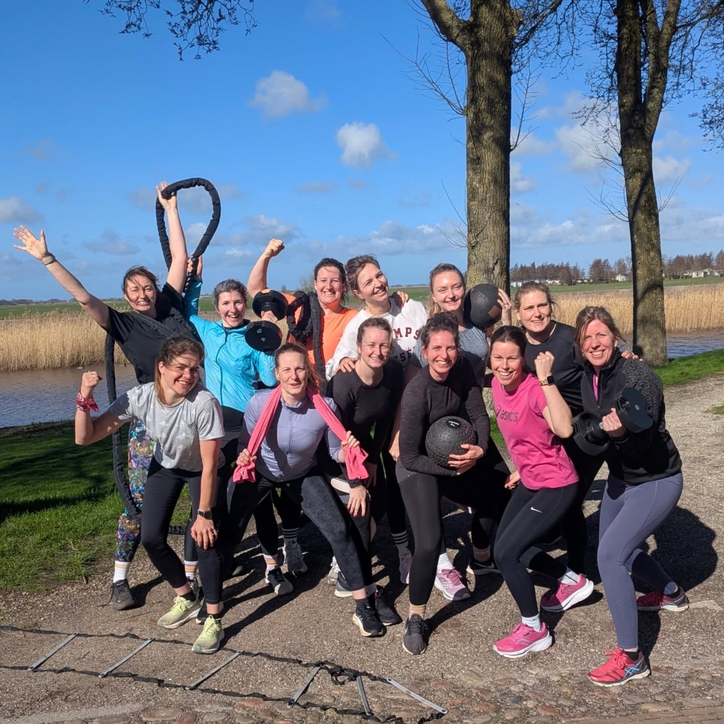 Vandaag was ik in sloten bij deze groep sportieve vriendinnen zij waren een weekendje weg en dachten laten we het weekend Goed afsluiten!
Natuurlijk kom je dan terecht bij ThuisPT! Ik kwam bij ze langs en heb een leuke sportles gegeven op hun niveau.