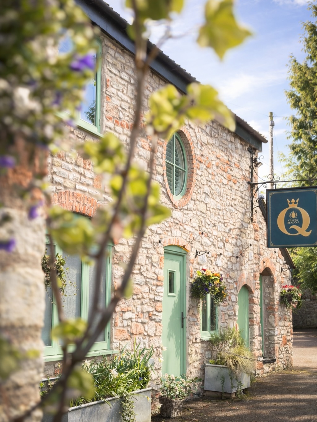 The sun is peeking through and our new spring menu is officially underway. Join us for lunch or dinner and try dishes like Wye Valley asparagus with wild garlic, cured hen’s egg & hazelnut.
Don’t forget Friday Club: £4.50 pints from 4pm to 7pm, then stick around for live music from The Fab Twins from 8pm 🎙️