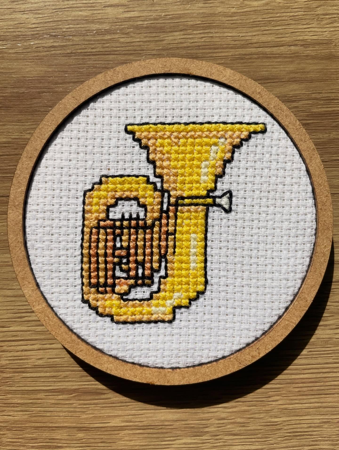 Tuba!
Esse é o instrumento mais grave da família dos metais. Mais um pedido bem legal saindo para mais um amigo músico.
Bordado feito inteiramente a mão com muito carinho e dedicação, ponto por ponto. Peça já o seu!
Aceitamos encomendas.
Vendas disponíveis no site na bio.
#pontocruz #geekart #musica #bordado #artesanatospersonalizados