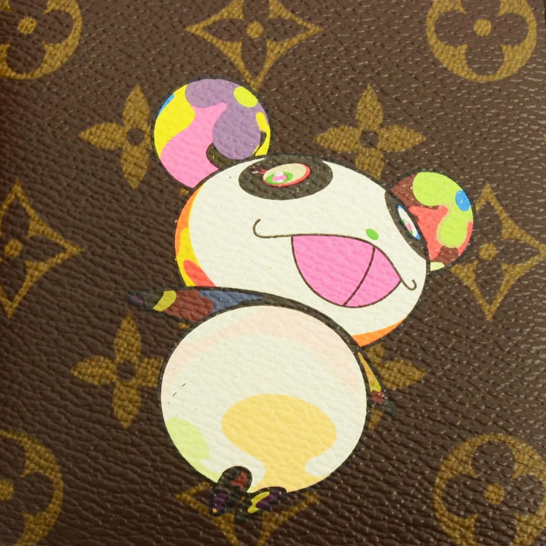 Louis Vuitton loves collaborating with different artists for some of their releases. Takashi Murakami is well know for his colorful panda, so how could they pass up the opportunity to put it on their famous monogram.
#louisvuitton #wallet #authentic #fashion #secondhand #secondhandfashion #designer #leather #logo #signature #artist #murakumi #panda