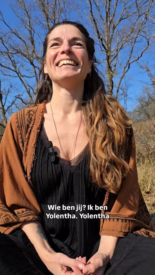 :》》Wie ben ik eigenlijk? En wat betekent het om een Vrouw van de Aarde te zijn - voor mij?
Er zijn veel nieuwe vrouwelijke volgers erbij dus laat ik mezelf weer eens kort voorstellen.
In ieder geval welkom, fijn dat je hier bent 🤍
Mijn naam is Yolentha Ram, founder van en bedenker achter Vrouw van de Aarde. Het was een duidelijke boodschap van Moeder Aarde in ceremonie een aantal jaren geleden;
"Jij bent een Vrouw van de Aarde en jij kan andere vrouwen helpen herinneren dat ze dat ook zijn."
In de twee jaar die volgden had ik zelf het zijn van een Vrouw van de Aarde meer te belichamen en vooral ook beter te begrijpen.
Het betekent voor mij niet dat een Vrouw van de Aarde alleen maar met haar handen in de aarde zit, kruiden plant of met planten praat.
Mijn persoonlijke en spirituele reis heeft me geleerd dat ik het zijn van een 'vrouw in haar kracht' meer te belichamen had.
Dat ik mezelf volledig durf te laten zien, in alle kleuren.
Dat ik me niet schaam om vrouw te zijn of me klein houdt.
Dat ik meer in verbinding leef met mijn lichaam en womb tempel, vanuit daar handel en keuzes maak.
Dat ik een belichaming ben van de Divine moeder in het Aardse maar ook een gezonde relatie heb met de Divine Masculine in mezelf.
Het zijn van een Vrouw van de Aarde betekent zoveel voor mij.
En ja, moeder natuur is mijn go-to. De plek waar ik tot rust kom, me veilig en compleet voel.
Vrouw van de Aarde gaat ook over "showing up" - onderdeel willen zijn van de verandering die zo hard nodig is op aarde.
In de reis van het thuiskomen in mijn vrouwelijke kracht en energie, het vinden van mijn "pad" was de verbinding met moeder natuur daar heel natuurlijk onderdeel van.
Van vrouwen zijn wezens die vanuit hun natuur diep verbonden zijn met de natuurlijke cycli en elementen.
Het hoort bij de reis terug naar je vrouwelijke hart.
Ik kan hier uren over doorpraten maar voor nu is dit was ik met je wilde delen.
◇ Wat is het dat Vrouw van de Aarde in jou aanraakt?
Ik ben benieuwd...
Dankjewel voor het lezen en nogmaals, fijn dat je me volgt 😘