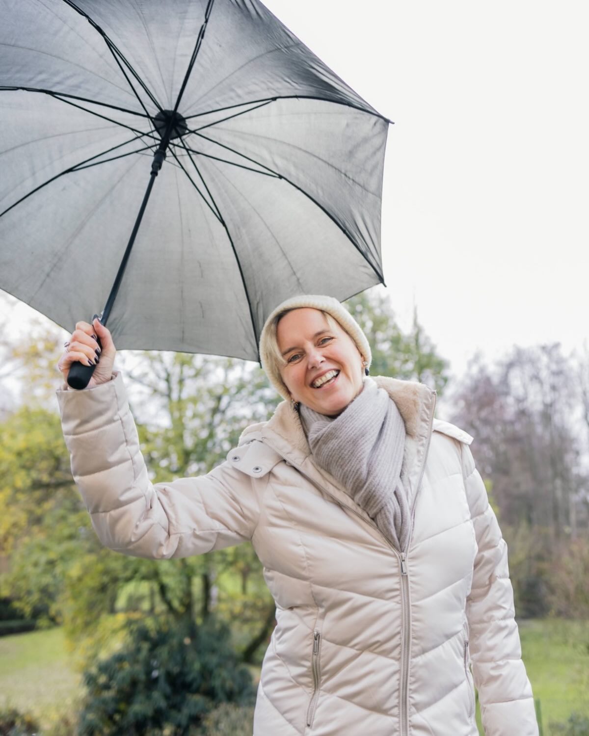 **Vrijdag de 13e vandaag. Brrr…**
Sommige mensen vinden dat een ongeluksdag.
Ik kijk er een beetje anders naar.
Het regent vandaag.
Maar… dat stoort me eigenlijk niet.
Mijn peter zaliger was afkomstig van Sardinië.
En wanneer zijn familie hier op bezoek kwam, zeiden ze altijd hetzelfde:
“Wat is het hier mooi groen.”
Voor hen was dat bijzonder.
Want bij hen was alles vaak droog en dor.
Toen besefte ik iets.
Veel dingen in het leven zijn gewoon
een kwestie van perspectief.
Regen kan vervelend zijn.
Of het kan ervoor zorgen dat alles groeit.
Net zoals bij gezond leven.
Veel mensen denken bij **afvallen** meteen aan een streng dieet.
Aan dingen niet mogen.
Maar afslanken zonder dieet begint vaak gewoon met anders kijken.
Gezond eten is geen straf.
Het is je lichaam geven wat het nodig heeft.
Energie krijgen.
Goed voor jezelf zorgen.
En bewegen?
Dat is geen verplichting.
Dat is vrijheid.
En vaak zijn het net die kleine gewoontes
die helpen om gezond leven vol te houden.
en uiteindelijk ook blijvend gewicht te verliezen.
Soms moet je gewoon
**anders kijken.**
Liefs, Elly 💋