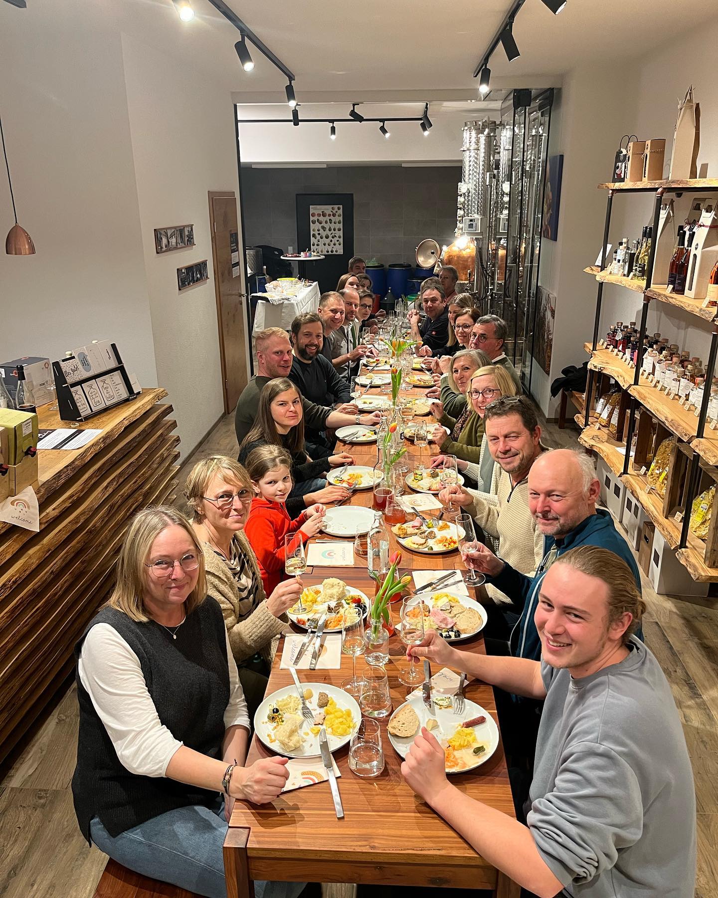 Am vergangenen Wochenende haben wir die erste öffentliche Edelmost und Edelbrand Kombi Verkostung in unserer Brennerei gemacht. Es war ein wirklich schöner Abend, vielen Dank an alle Gäste für das große Interesse. Serviert würde ein Secco mit oder ohne Alkohol zur Begrüßung, gefolgt von 4 Edelmost Sorten und 4 Destillaten im Wechsel, gefolgt von 2 Likören. Dazu natürlich Sprudel und leckeren Apfelsaft aus eigener Produktion. Zum Abschluss haben sich die meisten noch einen Gin Tonic gegönnt. Vom regionalen und saisonalen Buffett konnte ausgiebig geschlemmt werden. Am 11. Februar ist die nächste Veranstaltung dieser Art und es werden nach dem vielen positiven Feedback noch weitere Folgen, vielen Dank an alle.
@kaiser_hof_nellingen #verkosten #genießen #lecker #netteleute #supertruppe #vielgelernt #Edelbrennereiaichele #Ostfildern #Stuttgart #schlemmen #genuss #Streuobstwiese #regional