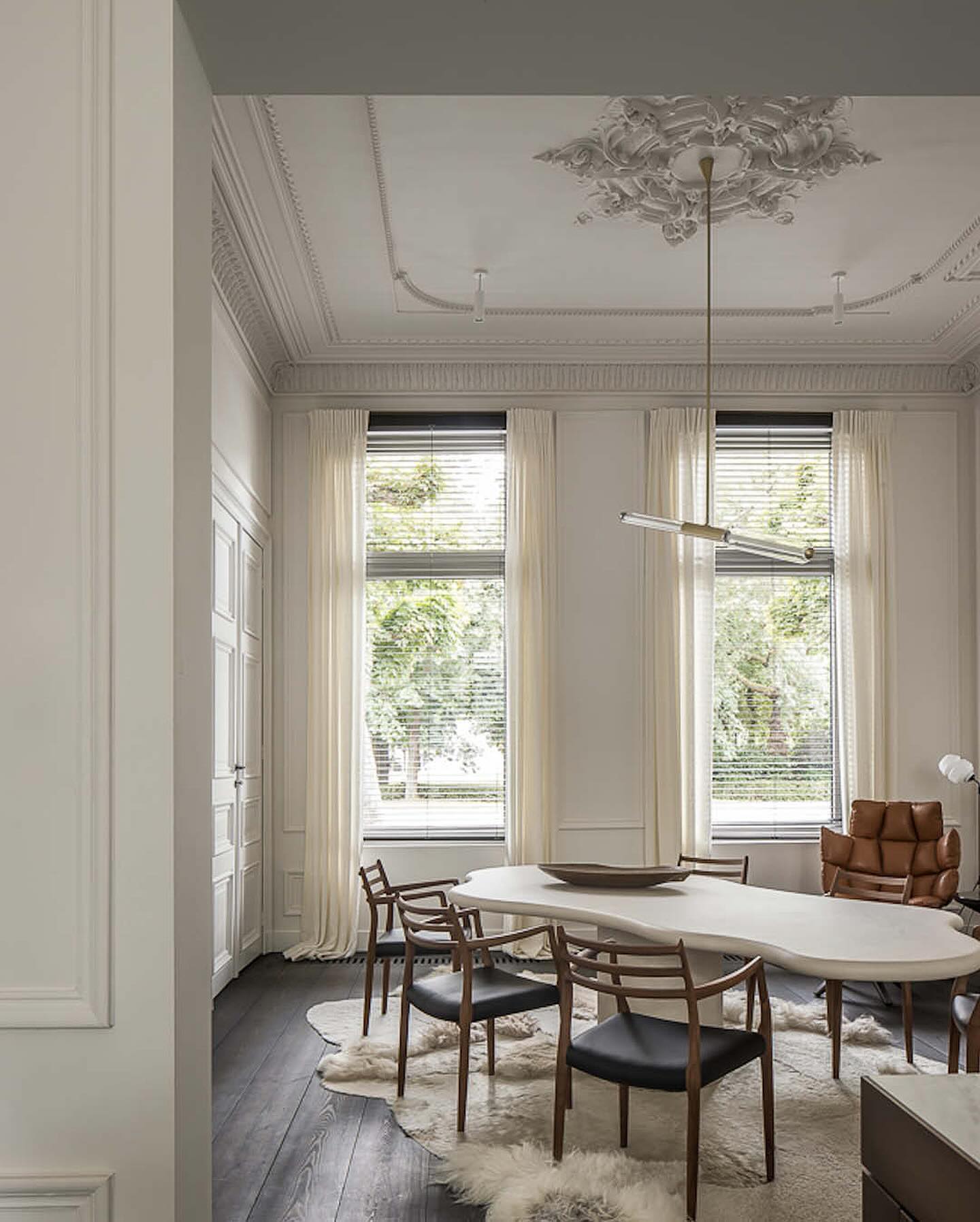 “At Home With Series” from @est_living feating our Møller 62’s in walnut and black leather.
“We had not the intention of a full renovation. But after removing some walls, we saw the infinite possibilities of the house. We made a whole transformation.”
– Evelyn Moreels
Design @evelynmoreelsenteam
Architecture @pascalbilquin
Photography @cafeine
.
.
.
#moller #møller #madeindenmark #danishdesign #interiordesign #midcenturymodern #scandinaviandesign #home #chair #collaboration #photography #architecture #handmade #belgium