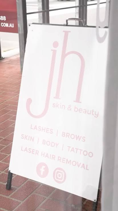 5 things I do every day to unleash my skin’s full potential ✨
Good skin isn’t luck… it’s consistency.
These are the 5 non-negotiables I stick to that keep my skin healthy, glowing and functioning at its best:
1. Drink plenty of water 💧
Hydrated skin starts from the inside. Drinking enough water helps support skin elasticity, circulation and keeps your skin looking plump and fresh instead of dull and dehydrated.
2. Wear SPF every single day (yes… even indoors) ☀️
UV rays still reach your skin through windows and during everyday exposure. Wearing Dermalogica Dynamic Skin Recovery SPF protects against premature ageing, pigmentation and collagen breakdown while also giving the skin extra hydration.
3. Always have my next facial booked 🗓️
Professional treatments every 4–6 weeks help keep your skin on track. They target concerns deeper than at-home skincare can and allow us to adjust treatments as your skin changes.
4. Never sleep in makeup 🚫
Sleeping in makeup traps oil, dirt and bacteria in the skin which can lead to congestion, irritation and breakouts. Your skin repairs itself overnight, so it needs to be clean to do its job properly.
5. Use skincare that actually works for MY skin 🧴
Not all skincare is created equal. Using professional-grade products like Dermalogica means active ingredients that are formulated to actually improve skin health — not just sit on the surface.
Consistency > quick fixes.
Your future skin will thank you ✨
#SkinTips #Dermalogica #HealthySkin #SkinCareRoutine #JHSkinAndBeauty