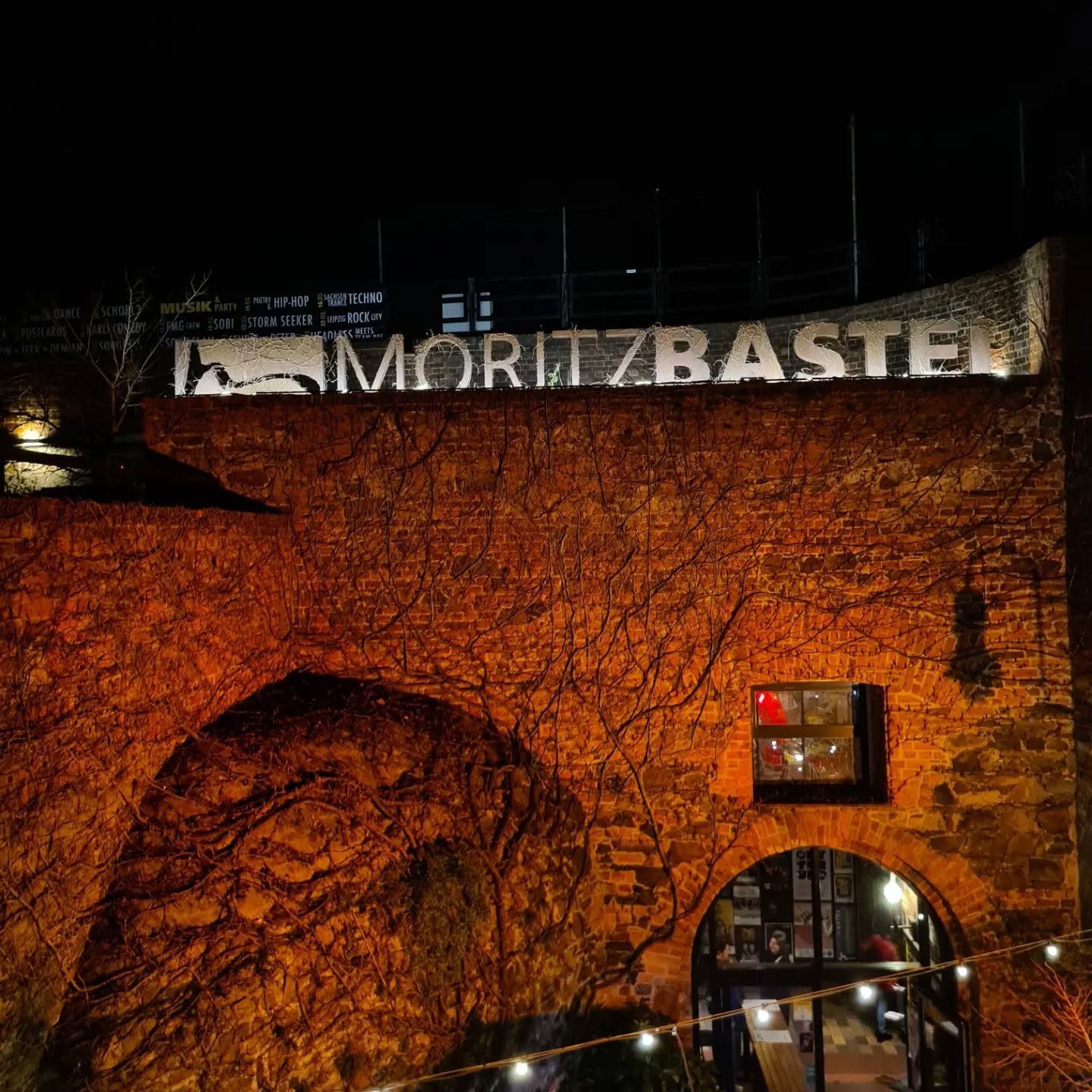 Volle, schöne Tage auf der Leipziger Buchmesse
(1) Erste Station am Mittwoch, Moritzbastei:
(2) moderiert vom wunderbaren @gottfried_haufe
(3) Am Donnerstag dann auf der Leseinsel mit Florian Welling
(4) und am Abend @wallsteinverlag Verlagsabend
(5) Zum Abschluss am Freitag dann noch ein schönes Treffen mit einigen Blogger:innen
(6) und mich selbst hab ich auch gefunden
(7) Tschüss Buchmesse
Danke @alice.herz für die Fotos!
