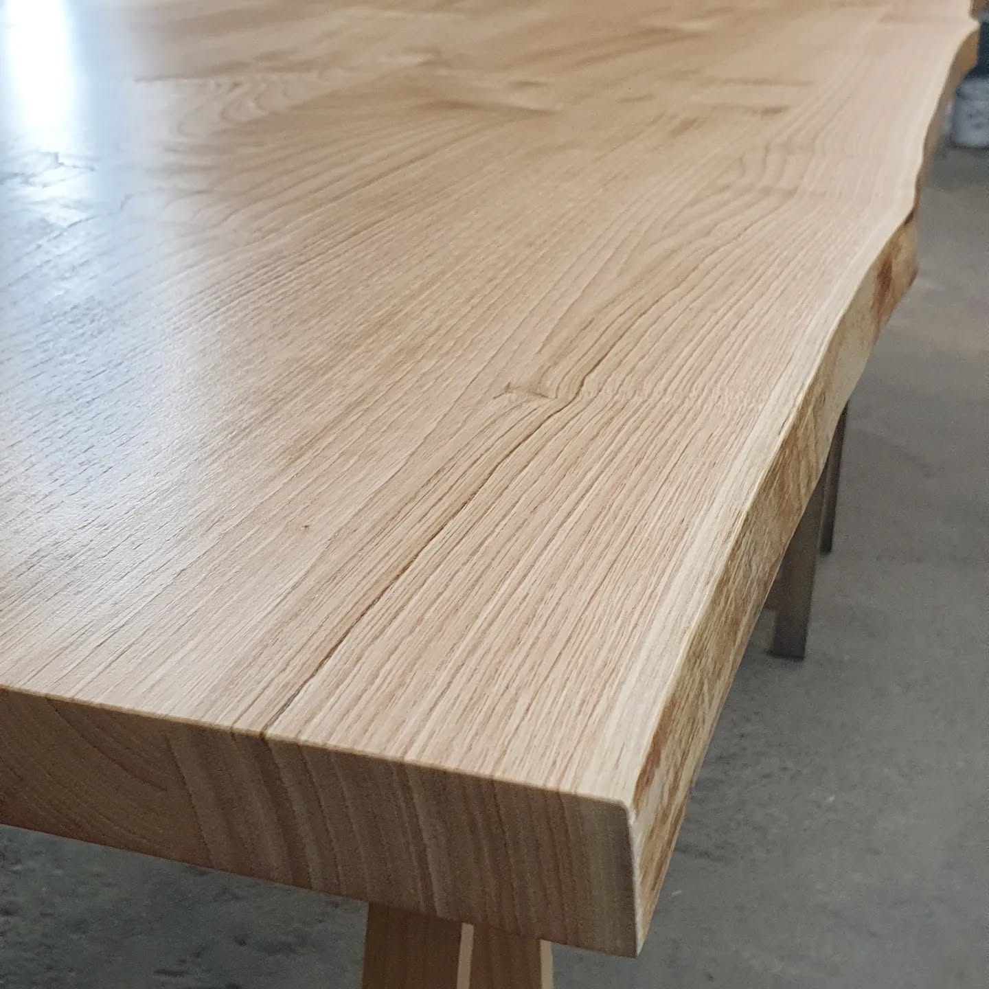 Retour sur la réalisation d'un bureau en début d'année que je vous avais partagé en story lors de la fab 🪚
Materiaux : Châtaignier massif et mélaminé blanc lisse Egger @parlons_bois
Finition : Vernis pu incolore @pcm_toulouse
Plateau et étagère en bord naturel, 4 tiroirs en push, incrustation de châtaignier dans le mélaminé, casier ouverts pour rangement papiers, emplacement box et unité centrale dans le caisson avec la façade en claustra.
#mobilier #bureau #agencement #artisan #menuisier #ebeniste #bois #châtaignier #surmesure #savoirfaire #decorationinterieur #claustra #liveedge #meuble #melamine