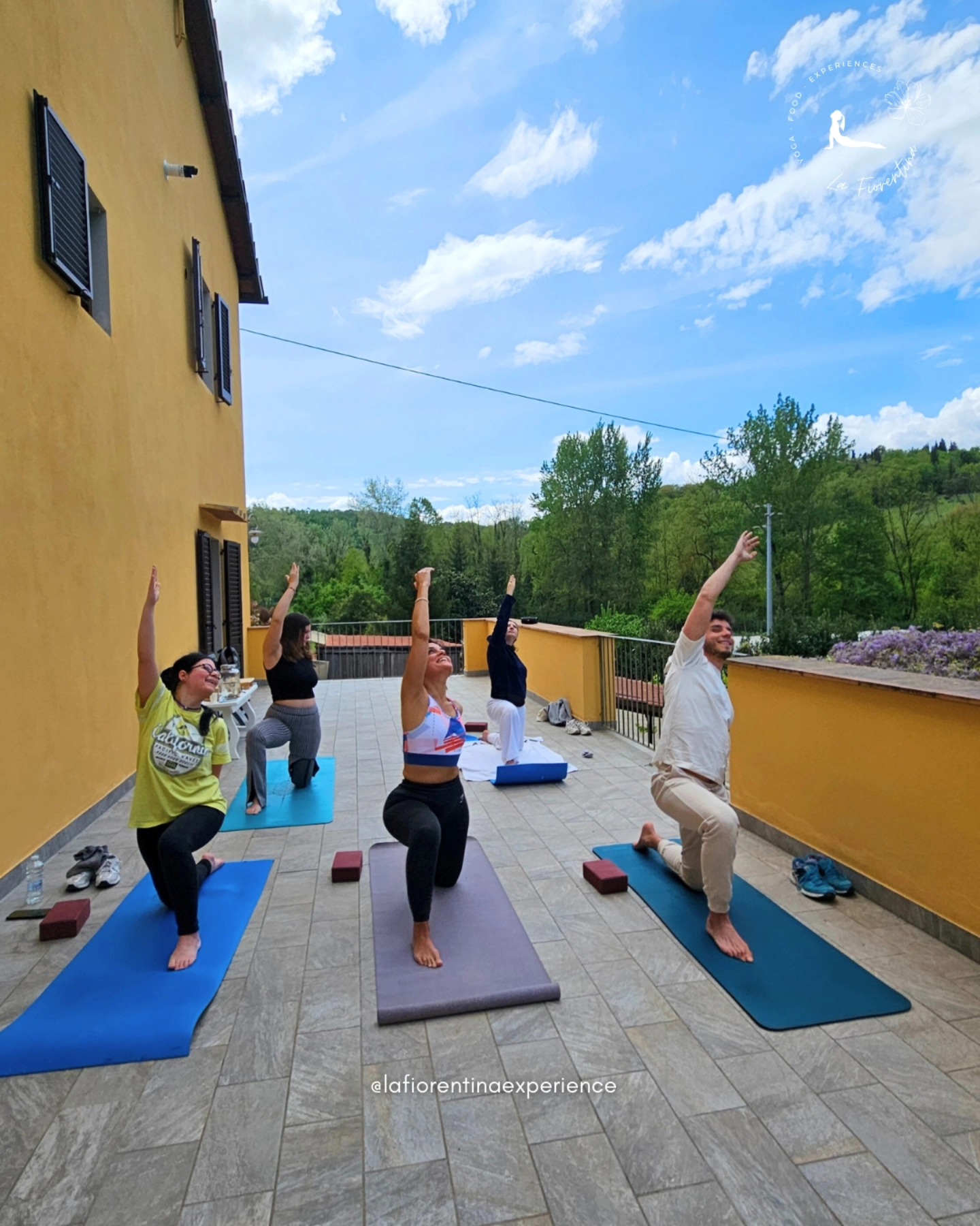 Yoga & brunch • speciale primavera 🌷☀️
Grazie a Giulia, Ginevra, Francesca, Giulio e Suela 🫰🏼
🌸 una pratica depurativa, adatta al riscoprirsi dopo l'inverno - abbiamo rilasciato le tensioni, attraverso un movimento morbido, le torsioni ed una respirazione specifica, ascoltandoci, giocando con curiosità e liberandoci dal giudizio
il tutto con il mio metodo e la mia vibes 👀
danza e musica per creare prana, buona energia💓
☘️ cosa si prova, quando si é veramente liberi, a contatto con noi stessi e la natura ?
🥑 abbiamo concluso con un ricco brunch, home made, a km 0 con i prodotti di stagione dell'orto
Alla prossima, Ele 🤍🌸 #inspirariscopritivivi
#yoga #yogaincampagna #yogafirenze #wellnessexperience