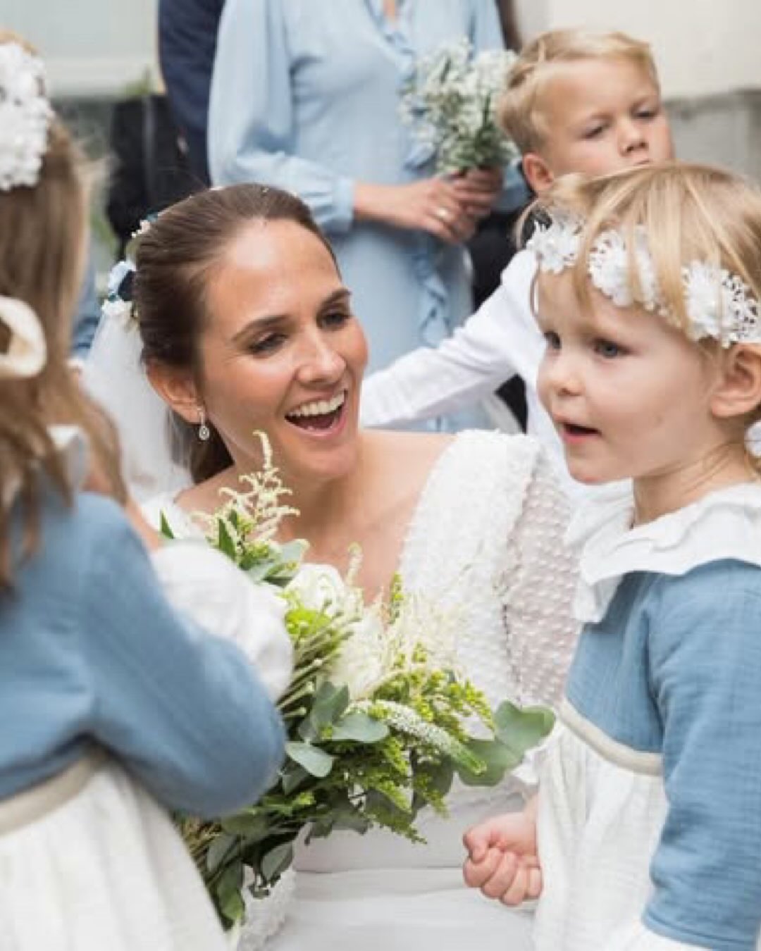 ¡Nos encantan las niñas que acompañaron a Ana el día de su boda! El modelo elegido para este día tan especial fue el modelo Holanda ♥️♥️.
Fotografía: @pablosanzgarcia_fotografo