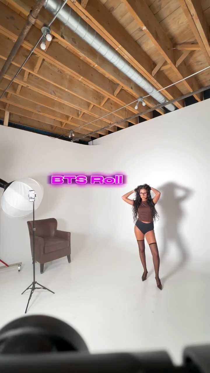 BTS from 3/8 at Studio One with @captured.ardently for Dirty Business 🤎
It was such a pleasure to finally meet with Emily in person and get to play 💸
#reels #model #photoshoot #artist #fyp