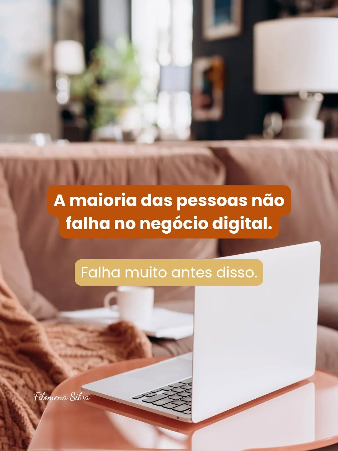 Existe uma fase silenciosa no início de quase todos os negócios digitais.
A fase em que sentes que estás sempre a preparar-te… mas nunca chegas realmente a começar.
Escreves as ideias num caderno.
Vês mais um vídeo.
Lês mais um post.
Apontas mais uma estratégia que “parece fazer sentido”.
E durante algum tempo isso até pode parecer progresso.
Mas, na verdade, muitas vezes é apenas uma forma confortável de adiar a decisão de agir.
Porque começar traz algo que a preparação não traz: exposição.
Quando começas, deixas de estar protegida pelo “um dia vou fazer”.
Passas a lidar com os teus medos, dúvidas aprendizagens reais.
Mas aí é que surge a verdadeira oportunidade de crescimento.
Porque a clareza não aparece antes de dares o primeiro passo.
A clareza aparece depois de começares a caminhar.
É no movimento que percebes o que ajustar, o que melhorar e o que realmente funciona para ti e para o teu negócio.
Enquanto esperas sentir-te pronta, o tempo passa.
E as ideias continuam fechadas na gaveta.
Se sentes que estás presa nessa fase da preparação e queres finalmente dar o primeiro passo para criar o teu negócio digital, comenta “começar”.
E eu mostro-te qual é o primeiro passo. 👇