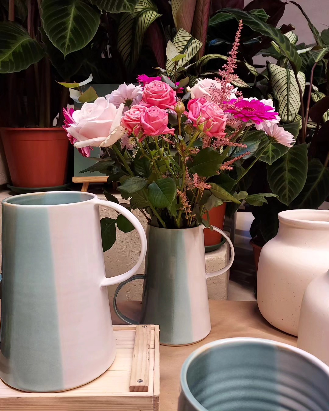 B E R G A M O T T E | TEMPS DE TERRE
💕 Vase Artisan 💕
En édition très limitée, façonné entièrement à la main mais avec amour en abondance.
Retrouvez-le en suivant le lien sur la bio.
@bergamotte @archives_florales
🎶 vidéo avec musique très sympa 🎶
.
.
.
#bergamotte #vaseceramique #octobrerose🎀 #tempsdeterre #faitmainavecamour #compositionflorale #editionlimitee