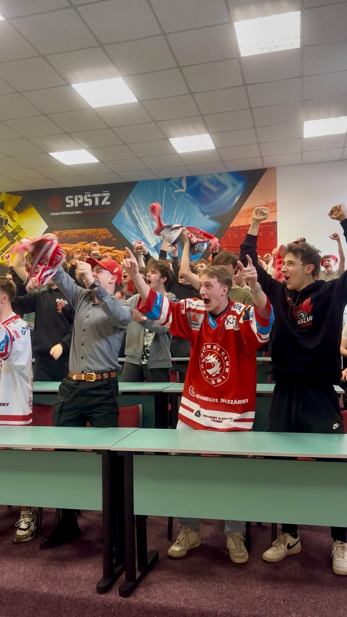 Naši elektrikáři silnoproudaři se poperou s každou nepříjemností stejně jako naši oceláři s každým soupeřem v play off. Přidej se k nám, dokud je čas!⚡️
@hcocelaricz