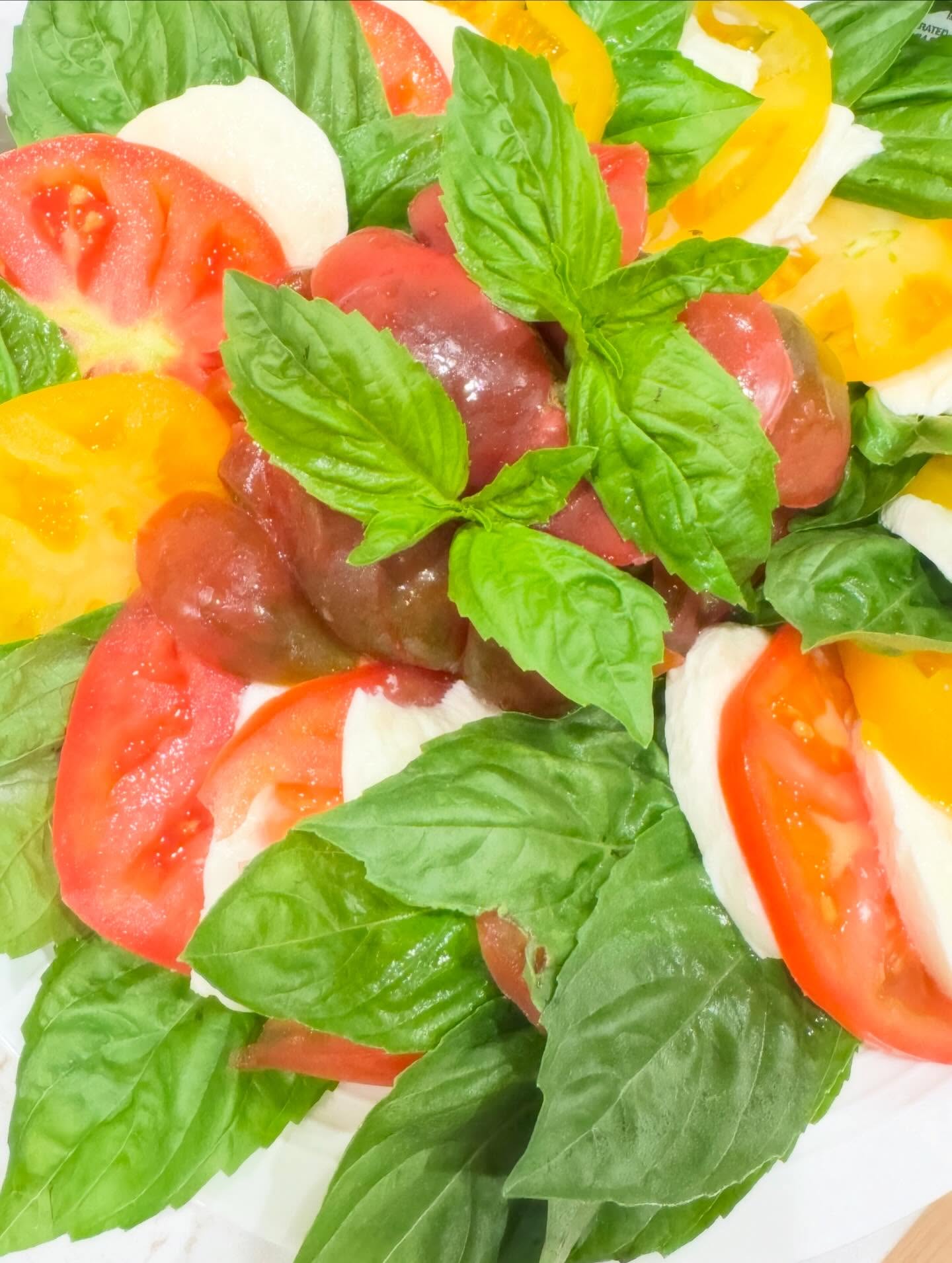 Just discovered the cutest little farmers market in a store and I’m obsessed 🥬🍅✨
If you haven’t been to Ho‘ili‘ili Market yet, this is your sign to go today.
Think:
🍕 fresh baked pizzas & focaccia made with locally grown produce
🥕 beautiful farm-fresh veggies and fruit
🌺 locally made value-added goodies to take home
It’s basically your favorite Saturday farmers market… but inside a shop and open when you need it.
Support local farmers, grab something delicious, and fill your basket with Hawai‘i grown goodness 🌿🤍
#supportlocal #farmtotable #hawaiieats #eatlocal #honolulueats shoplocal farmersmarketfinds hawaiifoodie