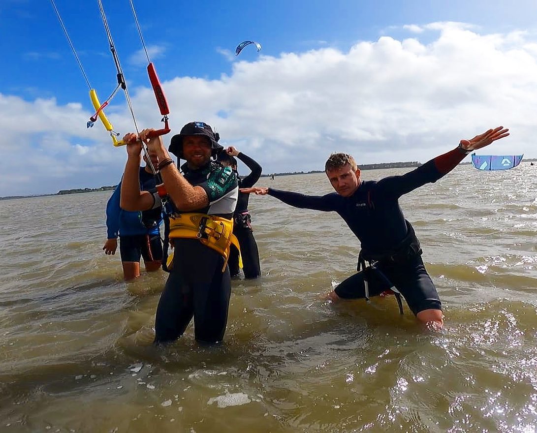 Pojedli, popili, popływali i wrócili🖖 Wypad na Sycylię z naszymi kursantami był w dechę 🏄♂️. Wszyscy zrobili mega progres i zaliczają już pierwsze skoki 👀. W Lo stagnone nie ma co sprawdzać prognozy - tylko w ciemno na spot. Wieje, wieje i jeszcze raz wieje! 7/7 dni wiatrowych z kitem w ręku. Polecamy to miejsce i na pewno jeszcze nie raz tu zawitamy 👊. Podziękowania dla ziomków z @kite_station za gościnę i do zobaczenia pioooona 🤚🤙
@fonepolska
@manerapolska
#moonshinekiteschool