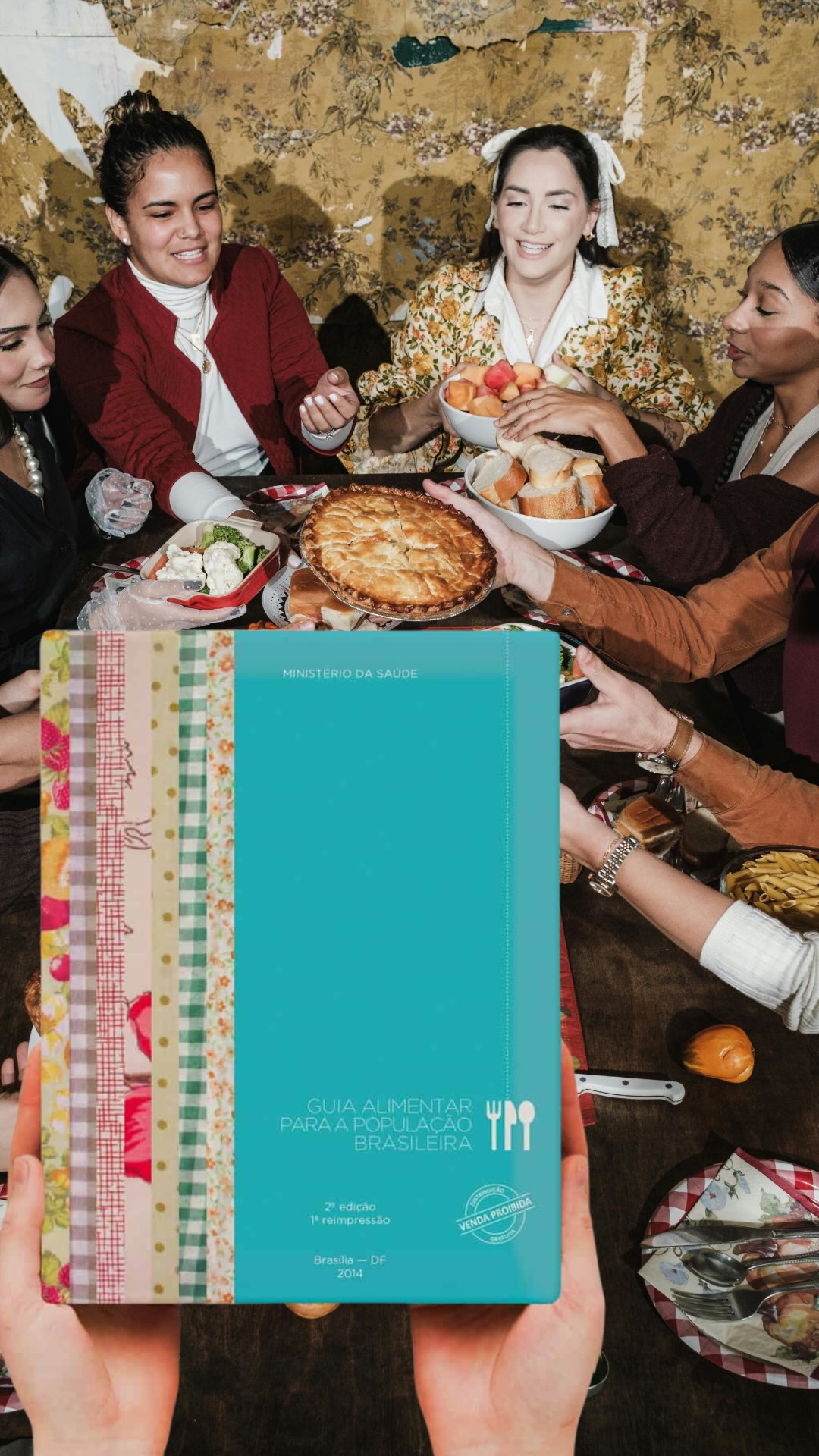 Você já ouviu falar em comensalidade? 🍽️
Esse é um dos conceitos abordados no Guia Alimentar para a População Brasileira e tem tudo a ver com como a gente come - não só o que a gente come.
Comensalidade é o ato social e cultural de partilhar refeições. E o Guia traz três orientações simples que fazem muita diferença no nosso dia a dia:
⏰ Comer com regularidade e atenção
🏡 Comer em ambientes apropriados
👨👩👧 Comer em companhia
E aí, como andam suas refeições? 🍽️
📚 Ainda teremos mais episódios sobre o Guia Alimentar por aqui, então já segue o perfil para não perder!
#guiaalimentar #alimentacao #alimentacaosaudavel