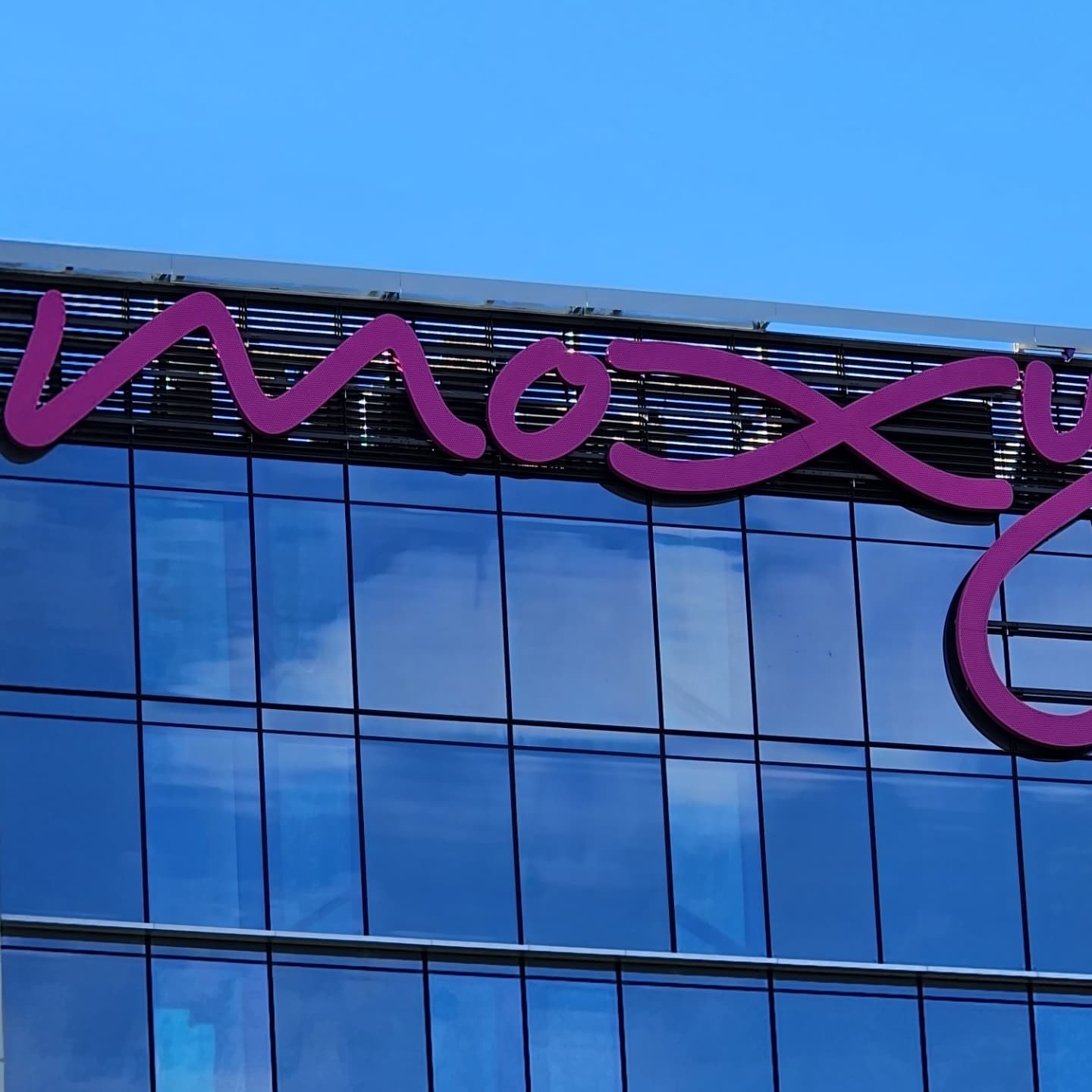 Baxter Rd Hotel
Sky Signage Installation
Dual winch lifts and suspended assembly of some large lettering in a tiny rail corridor.
#lift #rigging #Sydney #rope #accessories #acx #skylotec #flying #high