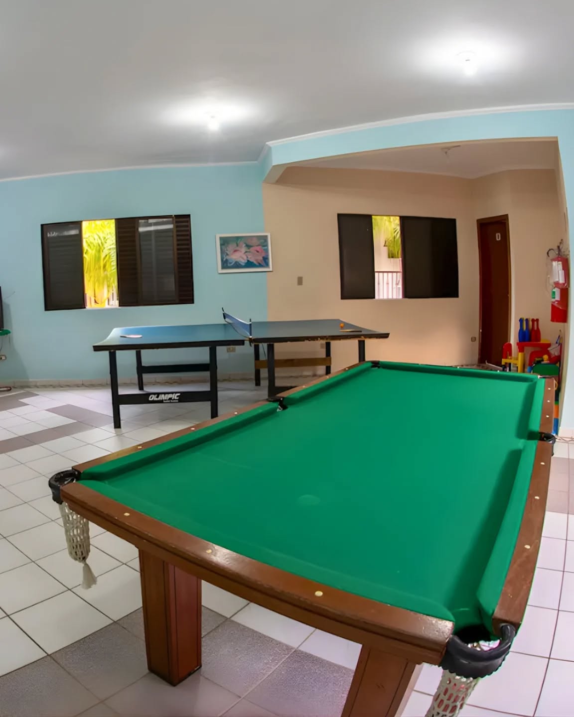 Entre uma partida e outra, o tempo passa leve por aqui. 🎱
Sinuca, ping pong e um espaço pensado pra reunir, relaxar e aproveitar bons momentos durante a estadia. ✨
Na Pousada D’Ibiza, sempre tem uma pausa divertida te esperando. 🏖️
~ Reservas e mais informações pelo link da bio