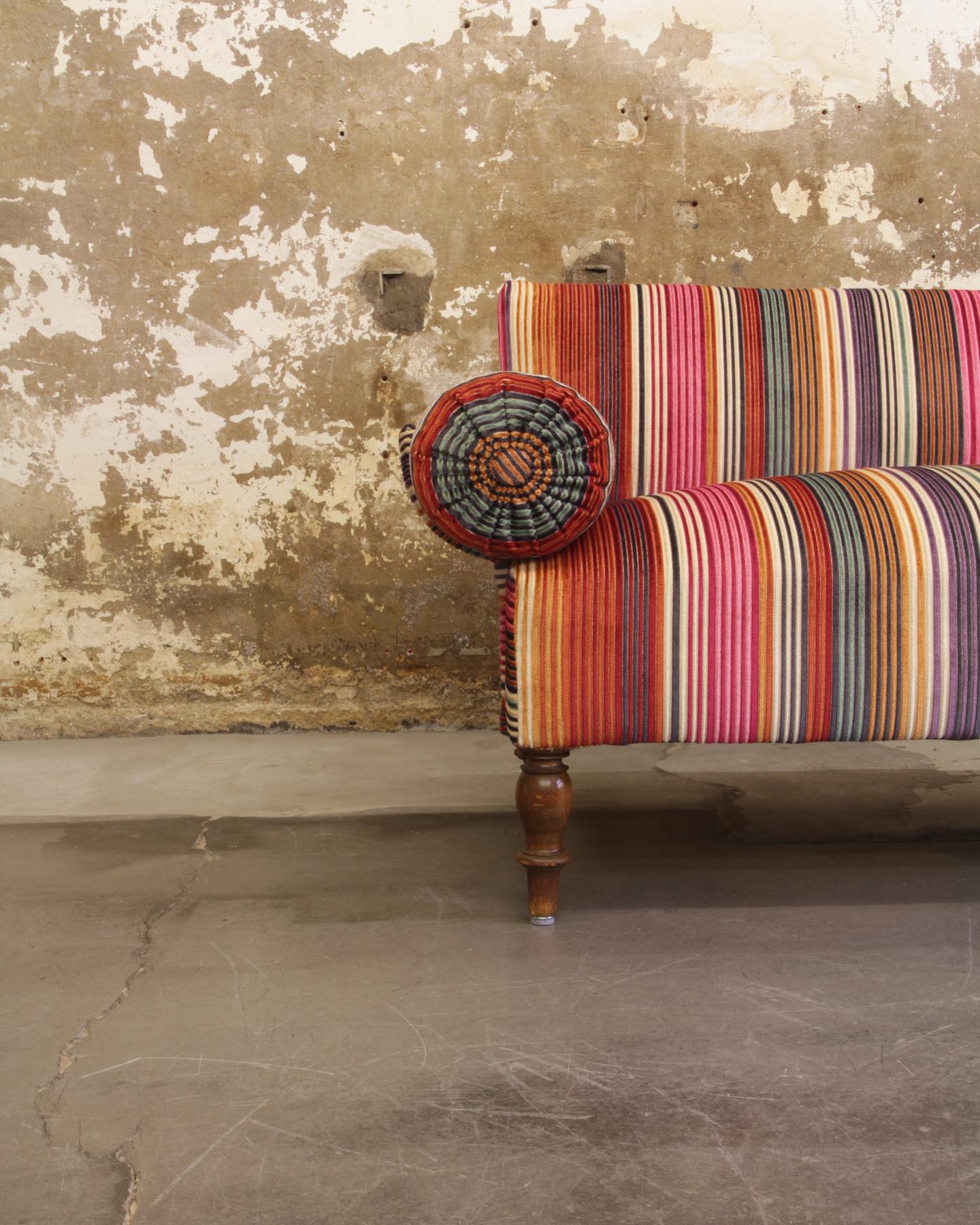 Wenn Biedermeier Missoni Home trifft. Ein wunderschönes Beispiel von Stielmix. Lasst den Herbst bunt werden 🍁🍂🍂🍁 #rostoffe #innendekorationen #dekoration #wohnen #polsterei #vorhänge #interiordesign #natürlichwohnen #winterthur #swissdesignblog #Innenarchitektur #Handmade #swissmade #handwerk #innenarchitektur #zuerich #zürich #missonihome