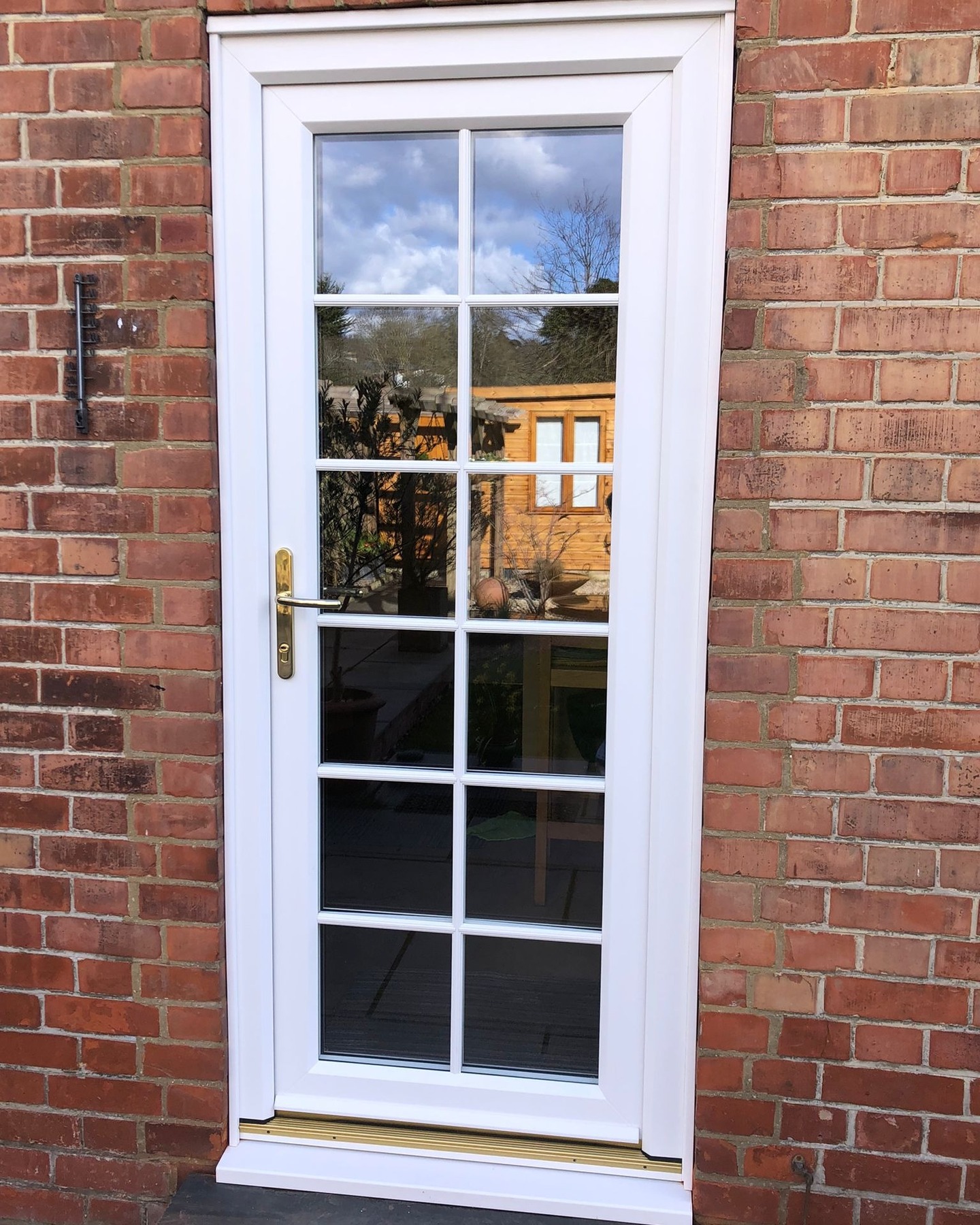 White PVC single door with external Georgian bars, gold furniture and low aluminium threshold
.
.
.
.
.
#WatfordBusiness
#WindowsAndDoors
#DoubleGlazing
#HomeImprovement
#PVCdoor