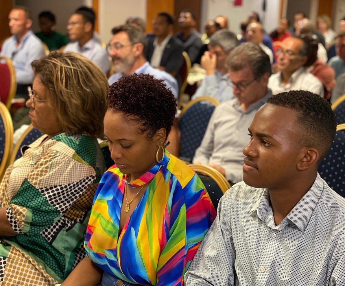 Ce mercredi 14 décembre, je me suis rendu à l’Afterwork-débat organisé par l’association @ale.vire, dont la création est une initiative de la Sénatrice @catherine_conconne.
Cet Afterwork-débat était consacré à l'impact socio-économique du déclin #démographique que connaît la Martinique et qui s’accompagne d’un vieillissement accéléré de la population.
Je crois que pour retrouver une démographie #dynamique, il faut créer un cadre favorable au retour, car en effet si les motivations familiales restent les principales raisons du retour, les inquiétudes #professionnelles quant à elles constituent un frein.
Je pense qu'il serait nécessaire d'accentuer la communication autour des offres d'#emploi, de stimuler l'esprit d'#entreprendre, de valoriser l'#attractivité du territoire, d'augmenter la rémunération et les perspectives d'évolution des carrières...
Je suis persuadé que c’est par la mise en place de ces #actions concrètes pour attirer de nouveaux habitants qu’il y aura un impact favorable sur la taille du marché du #travail.
Pour le moment, je salue le travail qui est effectué par l’association @ale.vire afin d’enrayer ce phénomène de diminution de la population, les #idées et les #projets qu'ils développent sont très pertinents. J’espère qu'ils permettront de réveiller des idées complémentaires et des solutions nouvelles.
📉🤝🏽