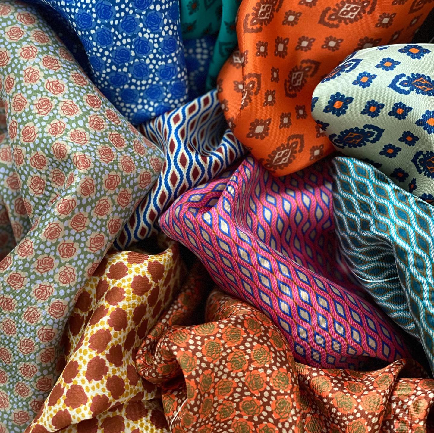 The new textiles are in and they are making all our vibrant, silky holiday twilly dreams come true - as always also available online✨
#newarrivals #twilly #silk #availableonline #textile #vibrant #prints #smallbusiness #mywork #handmade #madeinzurich #swissmade #textiledesignstudio #barbarawagner