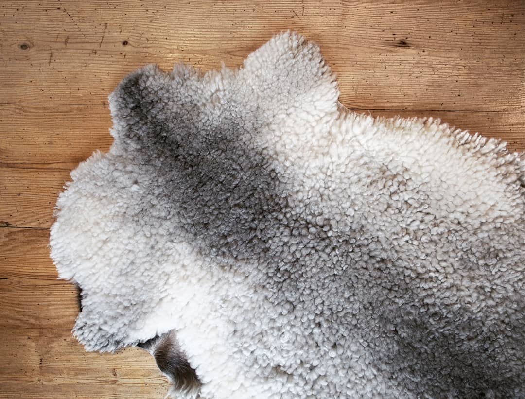 Did you know that all of our sheepskins are washable? The best selection is available on our farm in many shades and styles, all natural. Come to have a look!😊 #sheepskin #lampaantalja #suomalainen #finnishproduct #puustilanmaisematila #sheepfarm #kainuunharmas #talja #kainuugrey #lammastila #farmproducts #omatuotanto