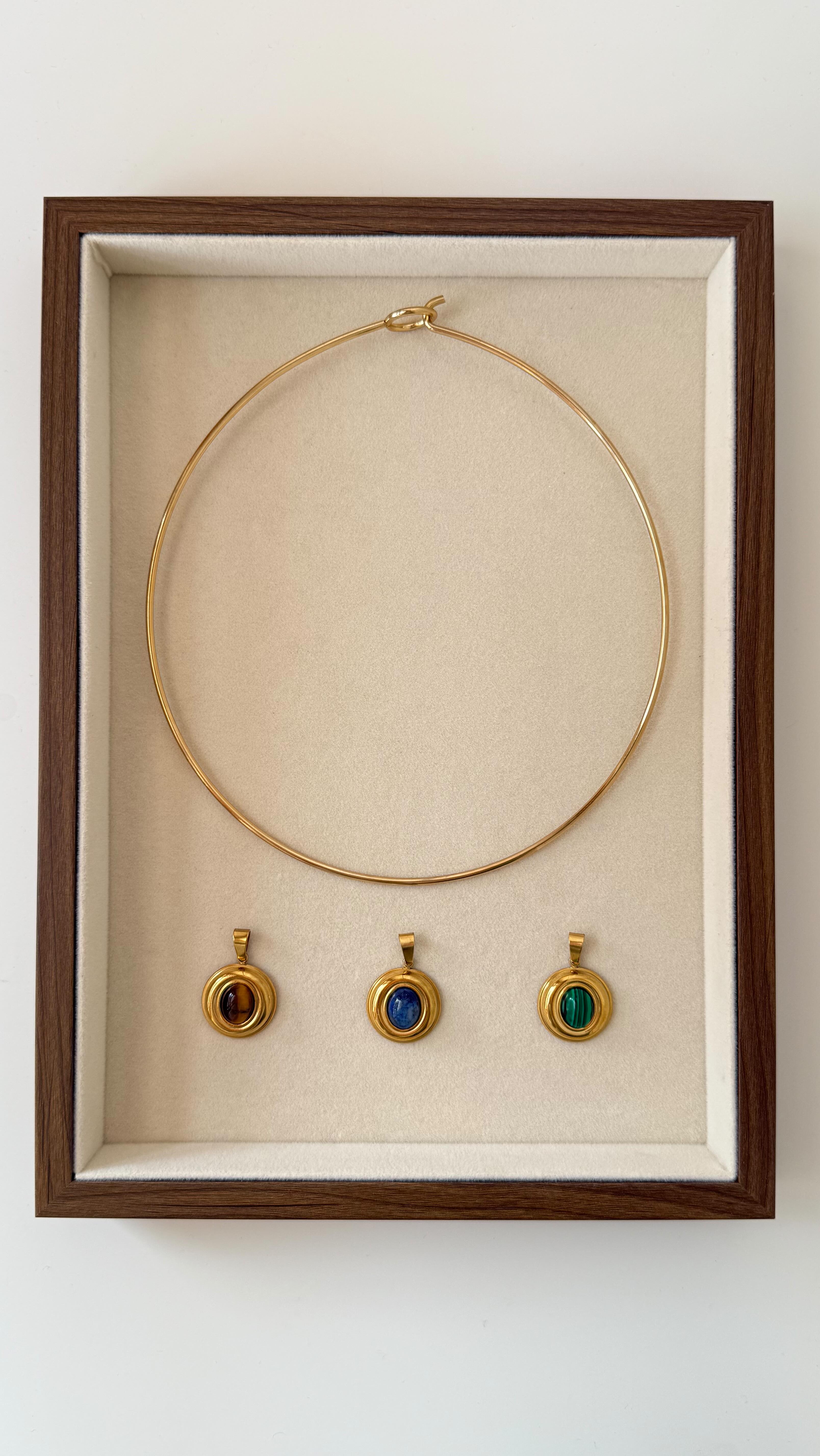 Una collana, tre modi di indossarla.
Intra è la base e i ciondoli Talis aggiungo colore, materia e carattere.
Malachite, Occhio di tigre, lapislazzuli.
Tre pietre naturali, tre diverse personalità!
Un piccolo dettaglio che cambia tutto, come gli oggetti che abitano certe case mediterranee.