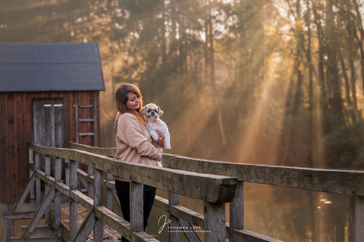 ☀️
Fast ein Jahr ist der Portfoliotag nun her und ich stöbere immer noch so gern durch die Bilder 🥹😍
Das Bild ist entstanden beim Portfolioday mit @purrpaws_fotografie 🫶🏼
•
📧 info@tierfotografie-thueringen.de
💻 www.tierfotografie-thueringen.de
#hundefotografie #tierfotografie #fotoshooting #shooting #portfolioday
