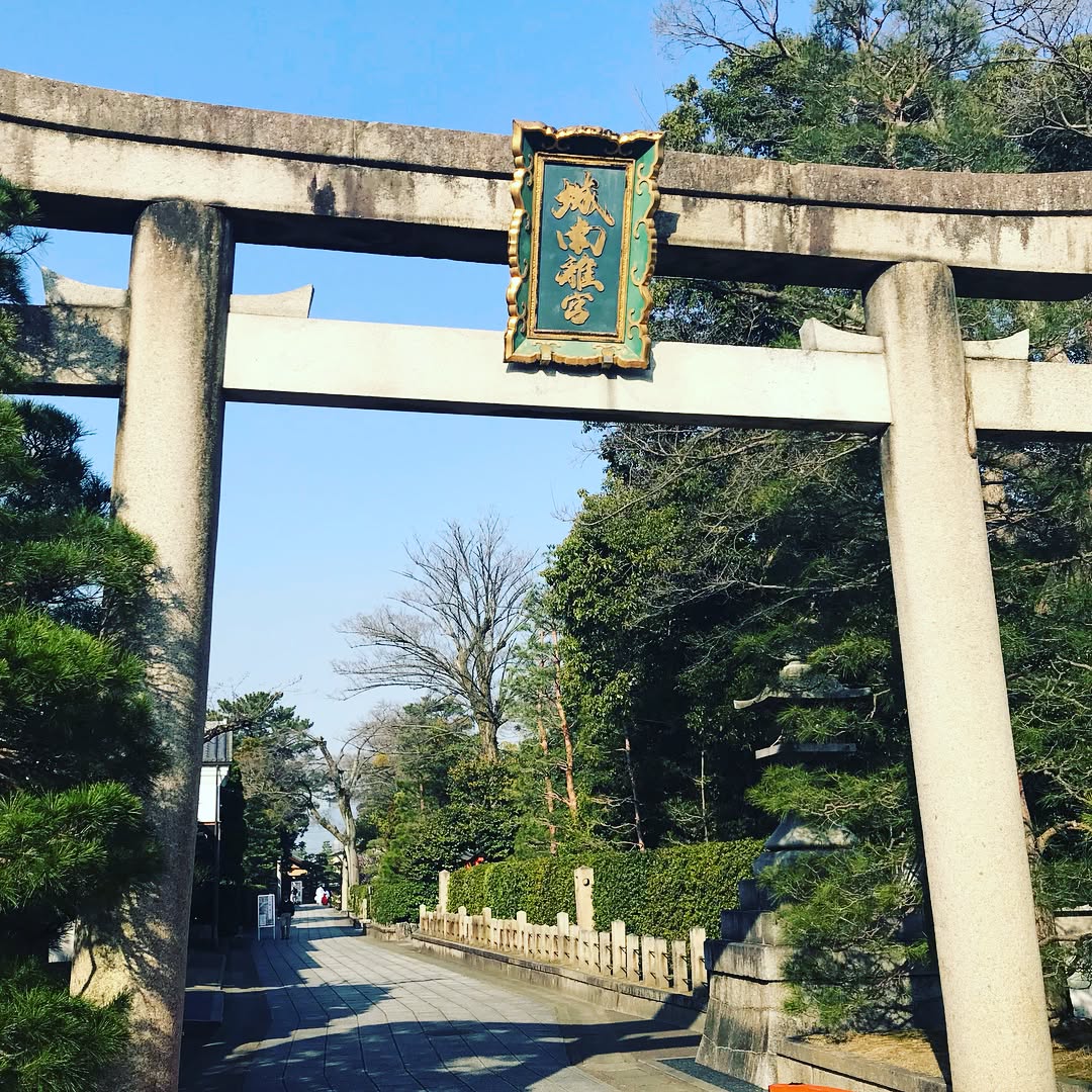 「城南宮さん」
京都の人は何にでも「さん」付けをします。「城南宮」もやっぱり「城南宮さん」です。今は梅が満開でたくさんの観光客が訪れます。梅を観るのは入場料がいるのですがチョット覗いてみました。
#城南宮
#ふしみ
#伏見
#梅
#しだれ梅と椿まつり
#ふしみ美人
#伏見美人