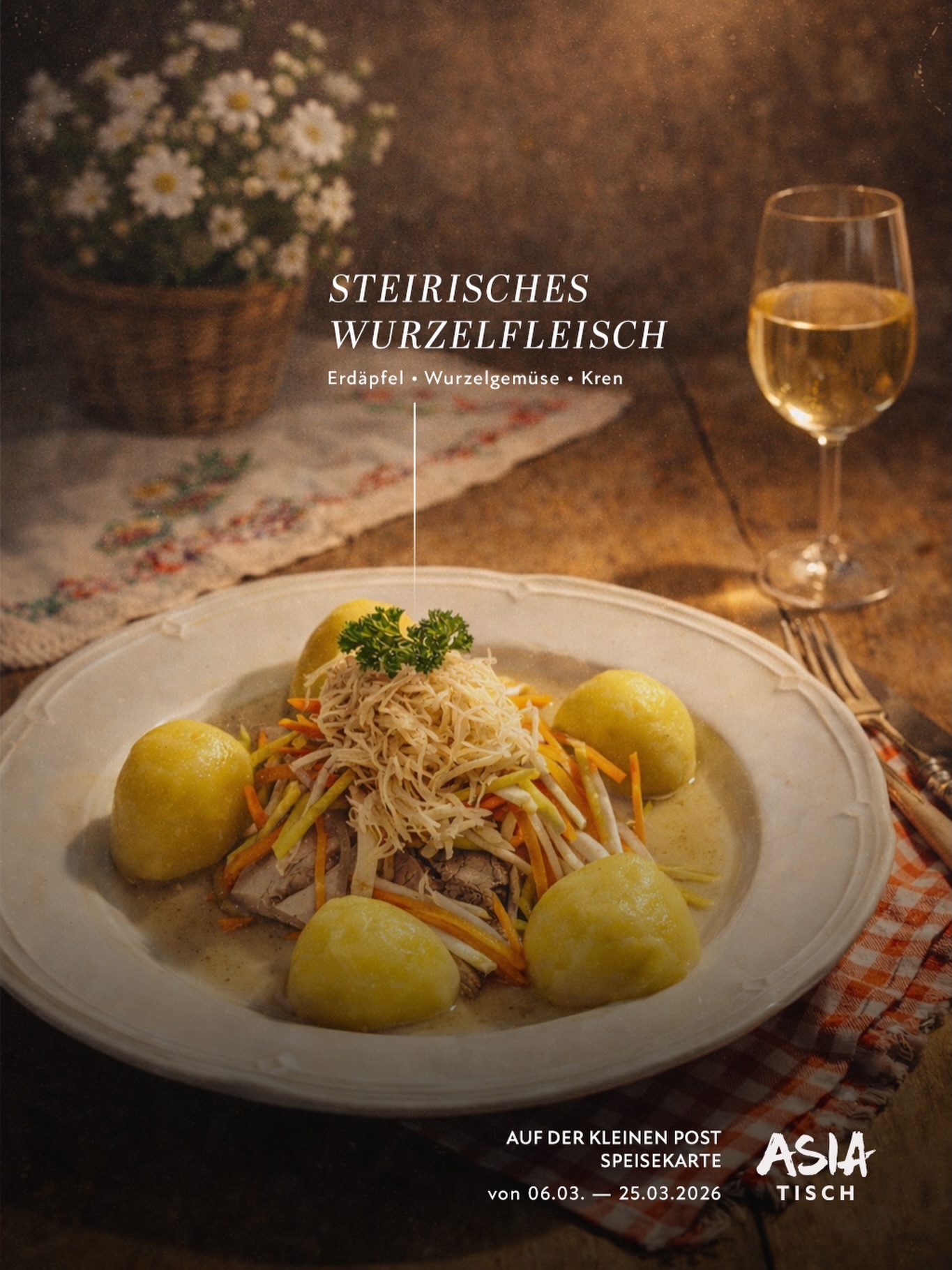 Auch wenn bei uns gerade der Asia Tisch im Rampenlicht steht: Ein Wirtshaus ohne erdige Klassiker wäre nicht die Kleine Post.
Steirisches Wurzelfleisch ist ein traditionelles Sonntagsgericht – Fleisch und Wurzelgemüse ziehen gemeinsam im Sud, dazu Erdäpfel, und am Ende der Moment, der alles wachküsst: frisch geriebener Kren.
Übrigens: Meerrettich (Kren) ist in Mitteleuropa seit dem Mittelalter belegt, erst als Heilpflanze, später als kräftiges Gewürz, das genau zu solchen gekochten Gerichten gehört.
Kurz gesagt: Während die asiatischen Gerichte mit Zitrus, Umami und Wok-Hitze spielen, liefert das Wurzelfleisch den Gegenpol – warm, bodenständig, ehrlich, mit dieser steirischen Erdigkeit und dem Kren-Kick am Schluss.