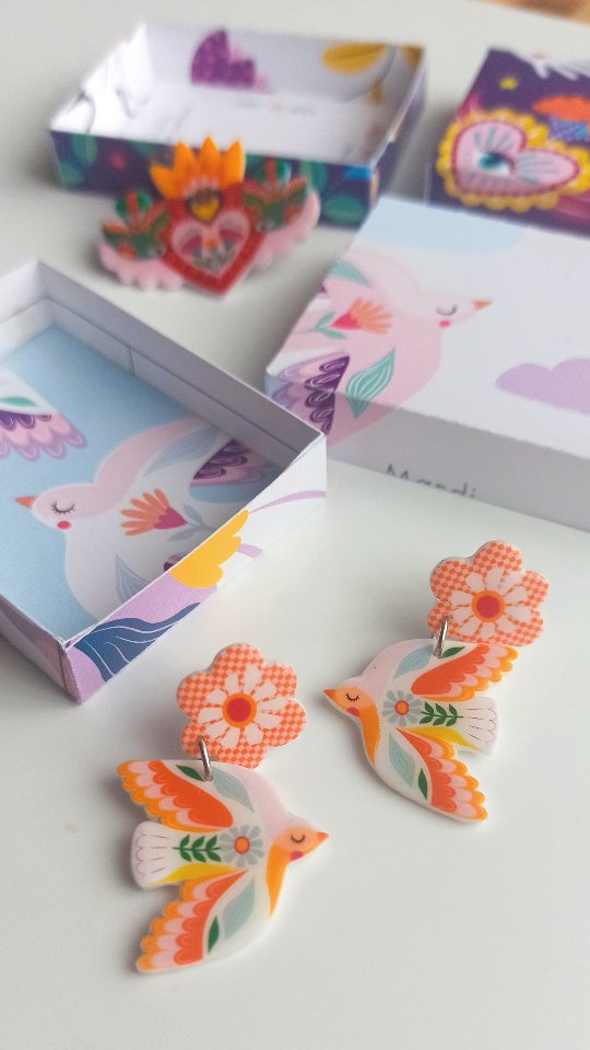 Un petit tour parmi les articles que vous m'avez commandé ces derniers jours. 🥰
💖 bizzzzzz d'une zabeil très touchée de voir que vous vous offrez des bouts de mon petit monde 💖
°°°
PS: oui je suis de celles qui ne pensent pas à filmer quand elles préparent les commandes, et, quand elles y pensent, les produits sont déjà emballés 😅
°°°
Pro de la com' insta! 😝😅
°°°
#illustration #creation #packingorders #bijoux #faitmain