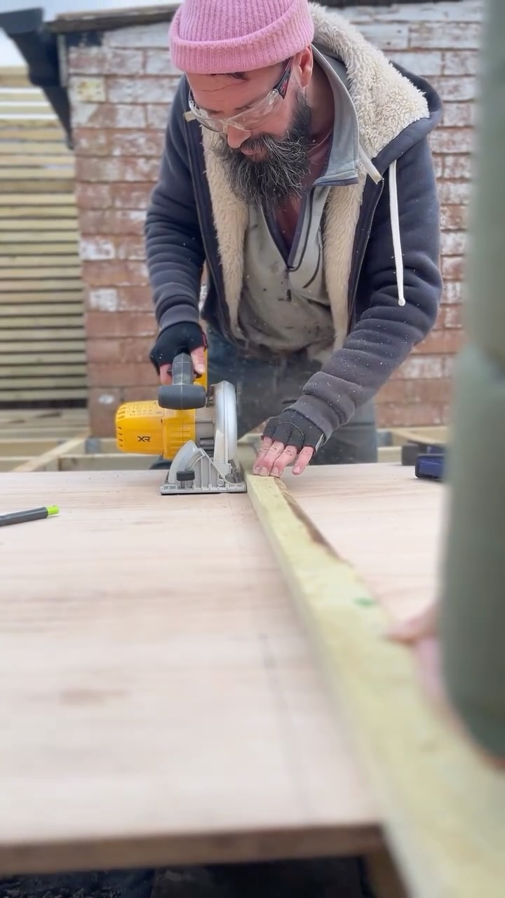 Not only have we changed our bar sign, but we’ve built a whole new bar.!! Because if you spotted our stories a couple of weeks or so ago, you’ll have seen that we really were at the end of the last ones life!
Or more this chap has built our bar - with us doing what we could!
This is Luke. And without Luke we’d be lost. We’ve known him a long time and he’s been our unfailing rock since we moved to the Southwest; from feeding our days with laughter to feeding the cat when we’re at events - to having all the ‘man cave’ equipment and vital skills to build our bar bar (with the most negligible amount of our help), we are forever grateful.
If you fancy meeting Luke outside of bar building he is also one of the outstanding owners and guiding light at the most brilliant @popkitchenexeter - which is well worth you checking out!
#devonfoodanddrink #guidinglight #behindthescenes #businessbuddy #landrovercoffee