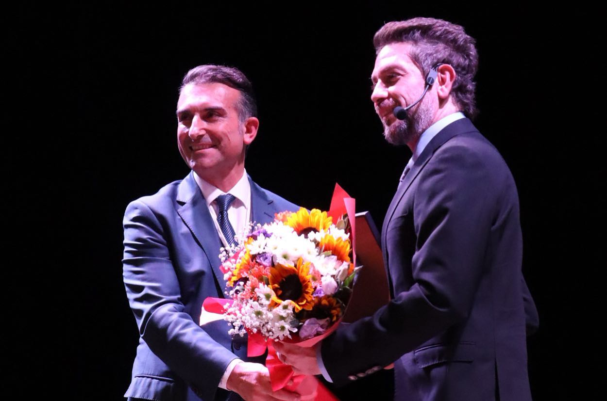 Hafta sonu uzun soluklu, yorucu olduğu kadar keyifli bir konferansın ardından geriye birçok kazanım ve hatıra kaldı; fotoğraflar ise sadece birkaç anı yansıtabiliyor.
Online konferanslar hem dinleyiciler hem de konuşmacılar için erişim kolaylığı açısından harika olsa da, yüz yüze etkinlikler ve bir arada olunan ortamlardaki etkileşim, deneyim ve paylaşım ortamının ne kadar değerli olduğu da şimdi daha iyi anlaşılıyor.
Sanırım katıldığım onlarca online konferans içinde diğer konuşmacı arkadaşlarımla birlikte çekilmiş gülen bir fotoğrafım yoktur; sosyalleşmenin eğitim için ne büyük önem taşıdığını görselleştirebilmek güzel…
#yetz2022 ‘de eğitimde değişime kafa yoran değerli eğitimcilerle birlikte olmaktan ve konferansın kapanış konuşmasında Eğitimde Dijital Dönüşüm ve Khan Academy üzerine konuşma şansı bulmuş olmaktan dolayı mutluyum. Davet eden, organizasyonda emeği geçen ve ev sahipliğini üstlenen ekipler başta olmak üzere, hafta sonunu eğitim için ayıran tüm katılımcılara ve günü daha da keyifli kılan eğitimci dostlara bir kez daha teşekkür ederim. Online ya da yüz yüze, tekrar görüşmek üzere!