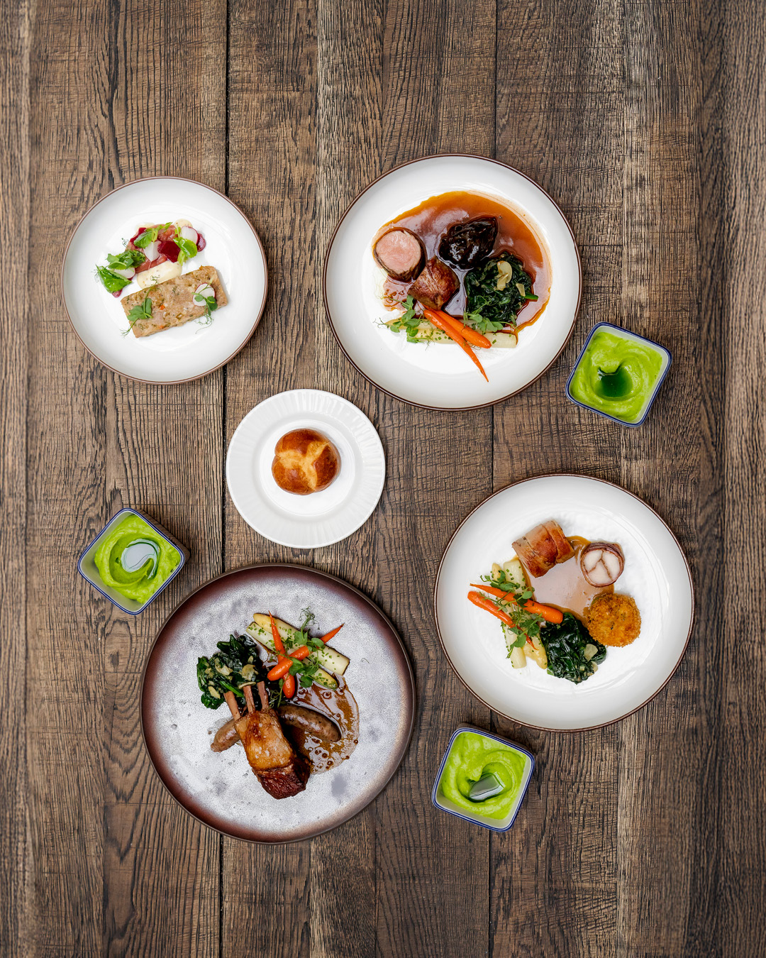 Ve vzduchu už je cítit jaro. 🌿A my se v Jelenovi pomalu připravujeme na Velikonoce.
Přijďte je oslavit k nám a vychutnat si sváteční menu plné jarních chutí. 🍽️
Startujeme předkrmem v podobě selečího rillette, následovat bude králičí hřbet, šťavnatá telecí svíčková nebo jehně se salsicciou. A na závěr sladká tečka – mechový dort, který vás okouzlí nejen vzhledem, ale i chutí.
Naše velikonoční menu si můžete vychutnat od 2. 4. do 6. 4., vždy od 15:00.
Přijďte si užít jarní svátky do Červeného Jelena. Těšíme se na vás. ❤️