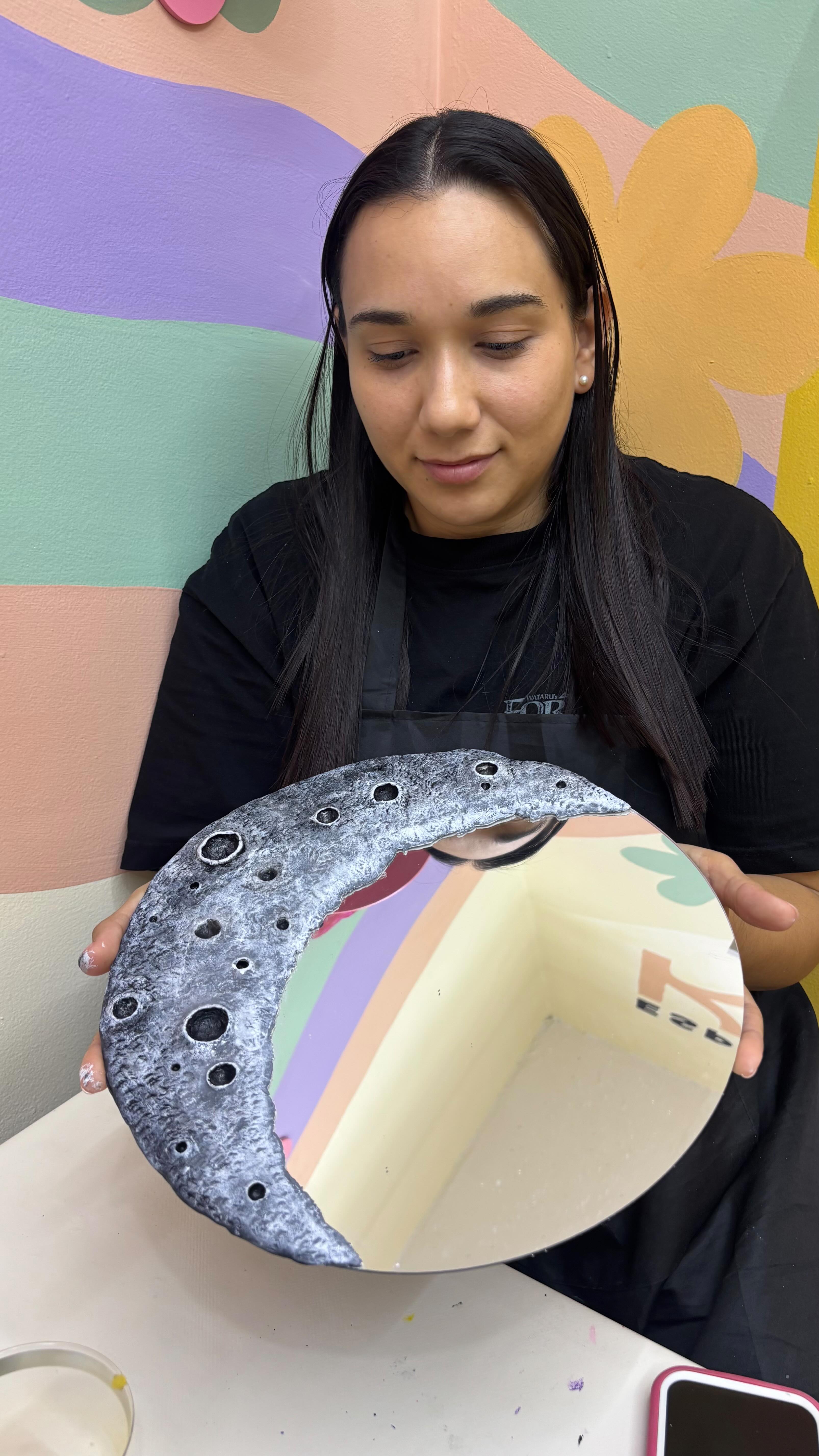 si algo buscamos en @kora.espaciocreativo es seguir innovando y ofreciendo experiencias nuevas para que te atrevas a vivirlas 🌙 y a sorprenderte con el resultado
Moon mirrors es un taller que personalmente me tenía muy emocionada, porque por enésima vez AMO todo lo de las lunas y el grupo de ayer estuvo destinado a juntarse para acompañarnos a una primera edición 🥹
Ya que viste todo lo que se puede lograr para que lo coloques en tu espacio, comenta aquí si te interesa una fecha nueva o que se quede como actividad permanente 😌✨🪞