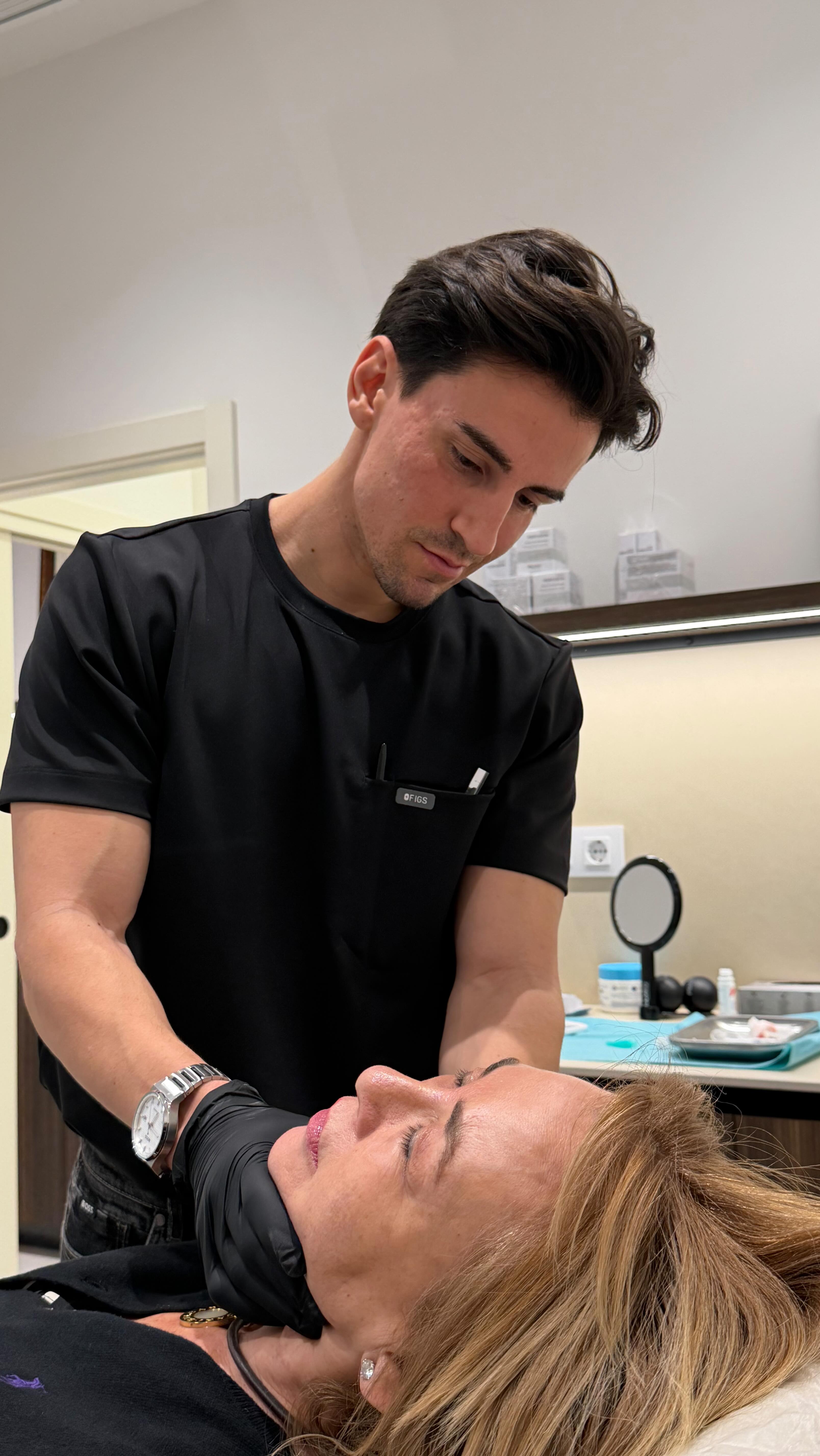 ✨ ¿Y si rejuvenecer la piel no significara cambiar tu rostro?
Cada vez más personas buscan tratamientos que mejoren la calidad de la piel sin alterar sus rasgos. Y ahí es donde entran los bioestimuladores de colágeno.
El Dr. Martín nos explica que estos tratamientos trabajan desde dentro, estimulando tu propio colágeno para mejorar la firmeza, la textura y la hidratación de la piel 🤍
A diferencia de otros procedimientos, no buscan aportar volumen, sino ayudar a que la piel se regenere de forma progresiva y natural.
💉 Aplicación con cánula para mayor comodidad
✨ Resultados progresivos y naturales
🧬 Estimula tu propio colágeno
⏳ Mejora visible de la piel con el paso de las semanas
Porque en Clínica Cuidem creemos en una medicina estética que respete tu rostro y potencie tu belleza natural, sin exageraciones.
👉 Si quieres valorar si los bioestimuladores de colágeno son para ti, pide tu primera consulta con el Dr. Martín.
#Bioestimuladores #Colágeno #MedicinaEstética #ResultadosNaturales #ClinicaCuidem DrMartin