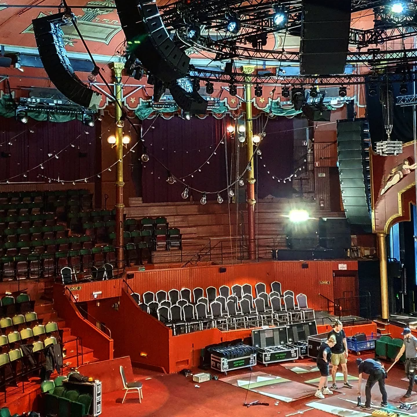 Just nu kan man se Pippi på Cirkus, en föreställning som vi är glada och stolta över att ha gjort ljuddesign till. Föreställningen går hela sommaren och är värd att upplevas!
PA och surroundsystem från Martin Audio med
51 WPS
22 DD6
22 MLA
2 MLD
8 MLX
66 CDD-högtalare (från 5" till 12")
10 CDD-Live (8" och 12")
8 iK81
15 iK42
@martinaudio #martinaudio #wssab #wavefrontprecision #rigsatgigs #pippipåcirkus @krall_entertainment @pippipacirkus