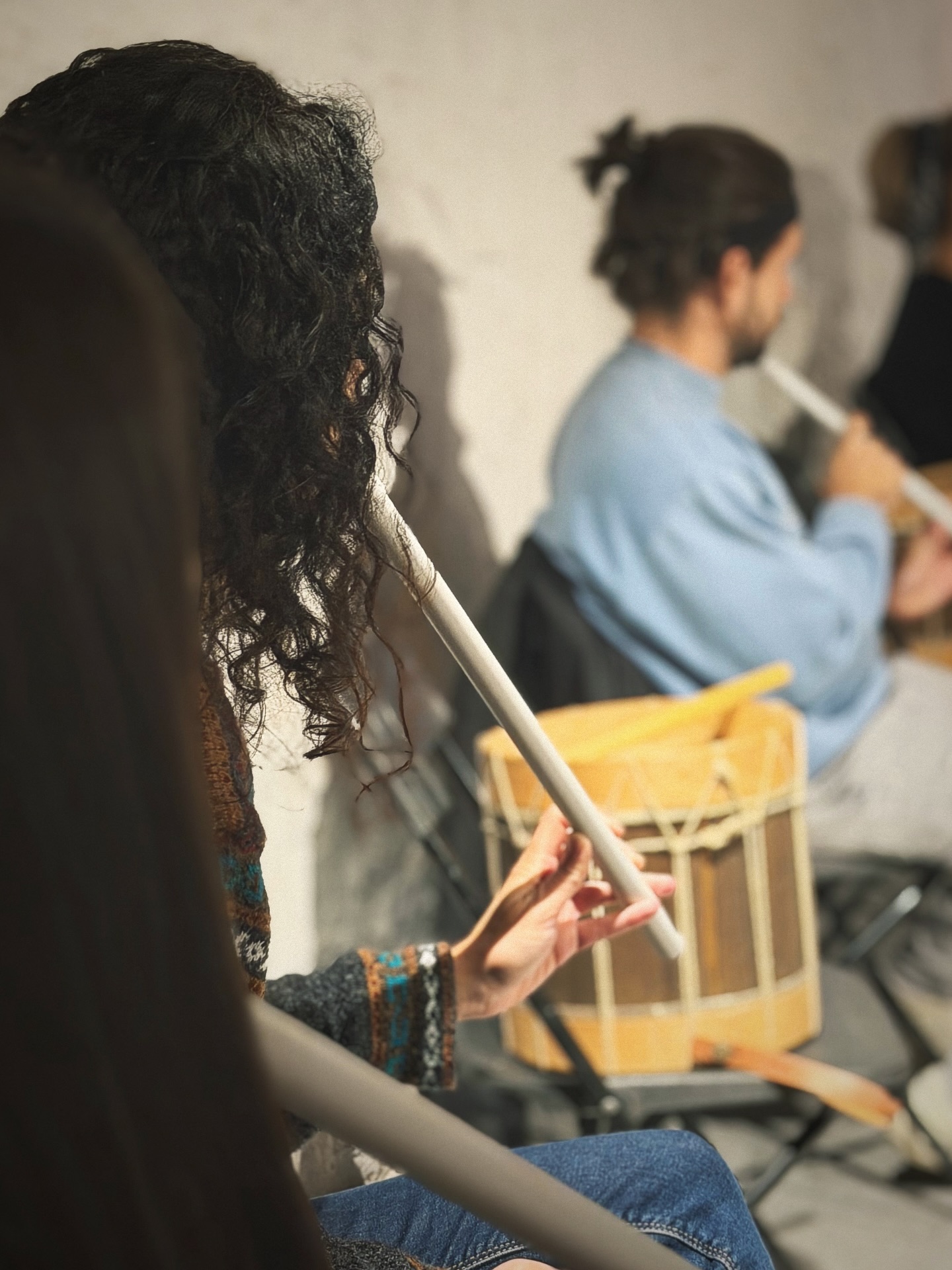«PITA Y TAMBORIL DE TENERIFE»
Cerramos las actividades de esta VI edición de #Etnomundo con el taller de pita y tamboril de Tenerife, impartido por nuestro admirado musicólogo Félix Morales ♥️
Durante el encuentro conocimos la figura del tamborilero y recorrimos algunos de los toques del tajaraste, una tradición fundamental dentro de las fiestas populares de la isla.
Gracias, a todas las personas participantes por acompañarnos y disfrutar juntos de nuestras raíces.
Colaboran:
@lalagunacultura
@adriandelcastillo
@lalagunaayto
@cabildotenerife
@icdcultural
@gobcanarias
@laboratorio_escenico
@companiapieles
@percusioncanaria
@bagauda
@laartilleriacerveceria