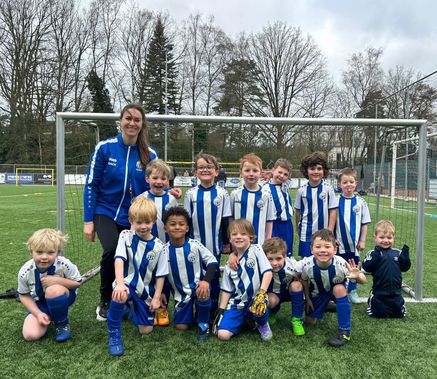 De allerkleinsten van Koningshof, de U6 spelertjes kregen van worXinvest hun allereerste eigen voetbaltenue. Eén beeld zegt meer dan 100 woorden. Enthousiaste kinderen dankzij een lieve ouder die de club een warm hart toedraagt en een sponsoring regelt 💙🤍.
.
.
#clubkoningshof #waarjealtijdthuisspeelt #gezelligsteclubvanschoten #sponsor