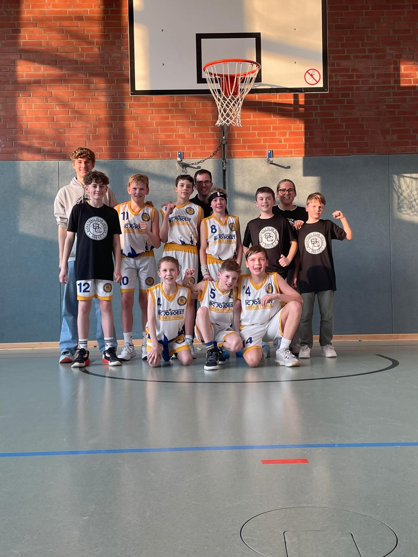 Was für ein Spiel! 🔥
Unsere U12.1 hat sich mit einem unglaublichen 121:110-Sieg gegen Basket Duisburg den Einzug ins Final Four gesichert! 🏀💪
Nachdem die Mannschaft erst vor wenigen Wochen den Aufstieg von der Oberliga in die Regionalliga geschafft hat, folgt jetzt schon der nächste große Schritt. Der Traum lebt weiter – das Ziel ist klar: Westdeutscher Meister werden! 🏆
Wir sind unglaublich stolz auf das Team, den Einsatz und den Teamgeist. Weiter so, Jungs! 🚀
#finalfour #sieg #bc70soest