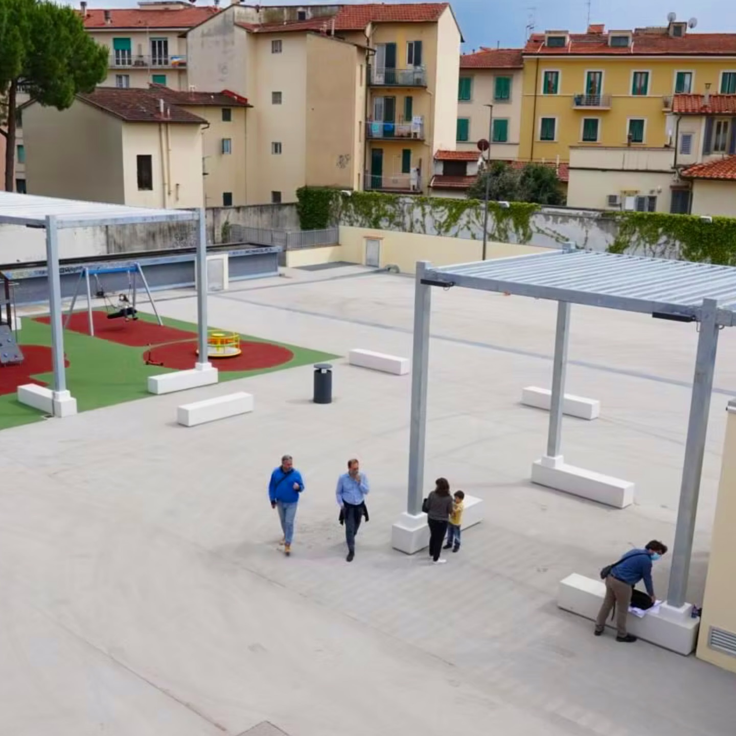 La riqualificazione di Piazza Nannotti a Firenze, realizzata da Costruire Srl per il Comune di Firenze, rappresenta un intervento di rigenerazione urbana finalizzato a migliorare la qualità e la fruibilità di uno spazio pubblico importante per il quartiere.
Il progetto, completato nel 2020, ha previsto il rifacimento della pavimentazione con nuove finiture in cemento architettonico, il ripristino delle gradonate esistenti e l’eliminazione dei dislivelli per garantire maggiore sicurezza e accessibilità pedonale.
L’intervento ha incluso anche il rinnovamento degli impianti di illuminazione e la riorganizzazione funzionale della piazza con spazi dedicati al mercato rionale, alle attività di quartiere e a un’area giochi per bambini.
Particolare attenzione è stata dedicata al miglioramento dei collegamenti urbani grazie alla realizzazione di un nuovo accesso pedonale tra via De Sanctis e la piazza, con rampa, scalinata e passerella, che rende oggi l’area più facilmente accessibile.
L’opera rientra nella categoria OG03 per opere stradali, con lavorazioni correlate alle categorie OS24, OG01 e OG10, e si inserisce nel più ampio processo di valorizzazione degli spazi pubblici promosso dal Comune di Firenze.
Un intervento che contribuisce a restituire alla città uno spazio più moderno, sicuro e vivibile per la comunità.
#piazzanannotti #firenze #costruiresrl #costruiremontecarlo