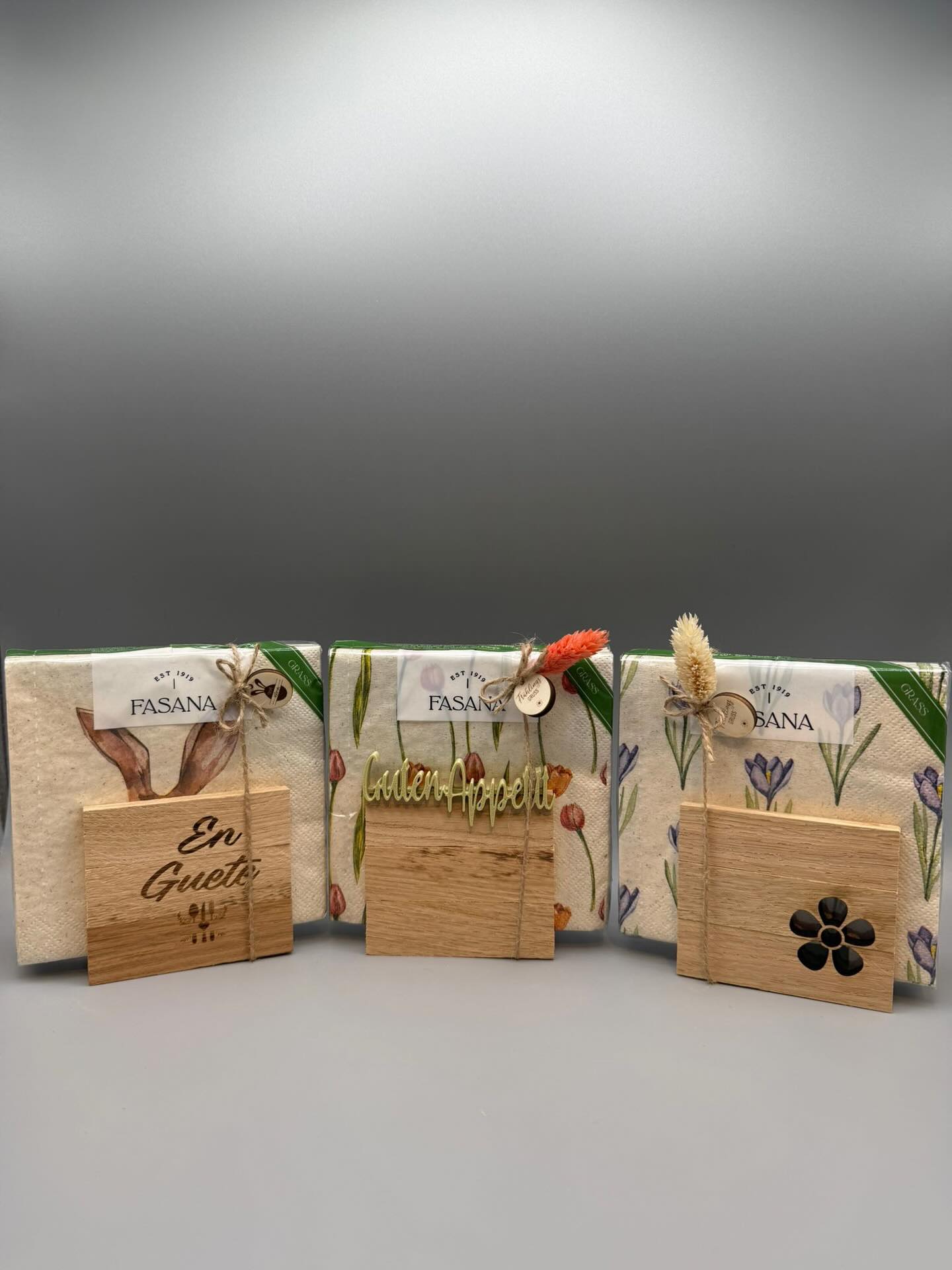 Ostern kann kommen 🐰🌸
Mit diesen kleinen, frühlingshaften Serviettenhaltern wird jeder Tisch zum Hingucker.
Perfekt für den Osterbrunch, Gäste oder als kleines Geschenk.
Natürlich handgemacht mit viel Liebe zum Detail 💛
Welche Variante gefällt euch am besten? 🌷
#ostern #osterdeko #frühlingsdeko #handmade #tischdeko serviettenhalter dekoliebe