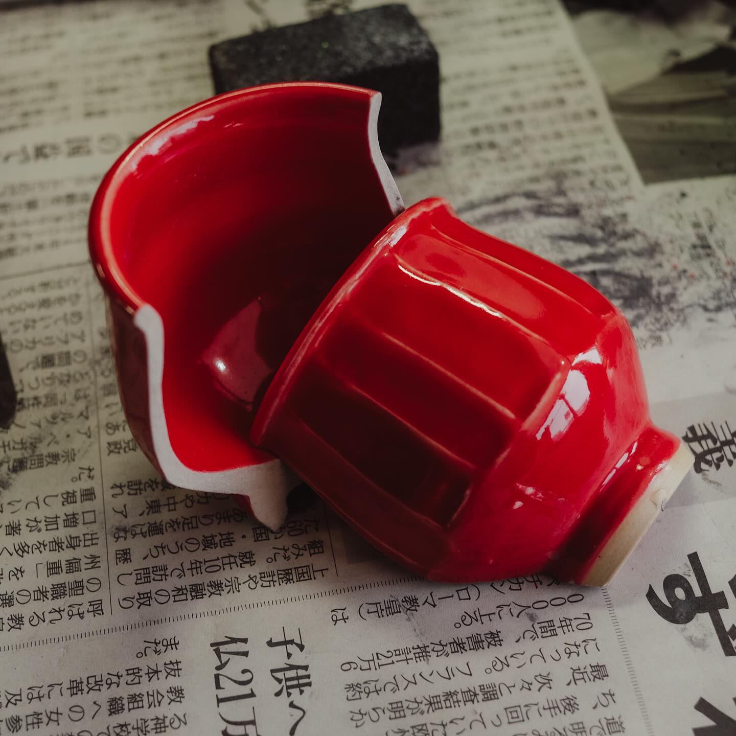 Bien que je ne puisse plus tourner de mes mains des pièces inspirées du Japon dans mon propre atelier de poterie, ma passion pour le kintsugi me tient inspirée.
Je suis déterminée à continuer d'explorer cet art ancestral qui me transporte dans ma nouvelle maison bretonne 💙
Si jamais vous avez des pièces cassées à me confier pour que je puisse pratiquer, je serais ravi de les recevoir.
Redonner vie à ces objets brisés avec la beauté du kintsugi c’est quand même magique un peu comme la floraison au printemps 🌸
またね
#Kintsugi #ArtAncestral #RéparationAvecAmour