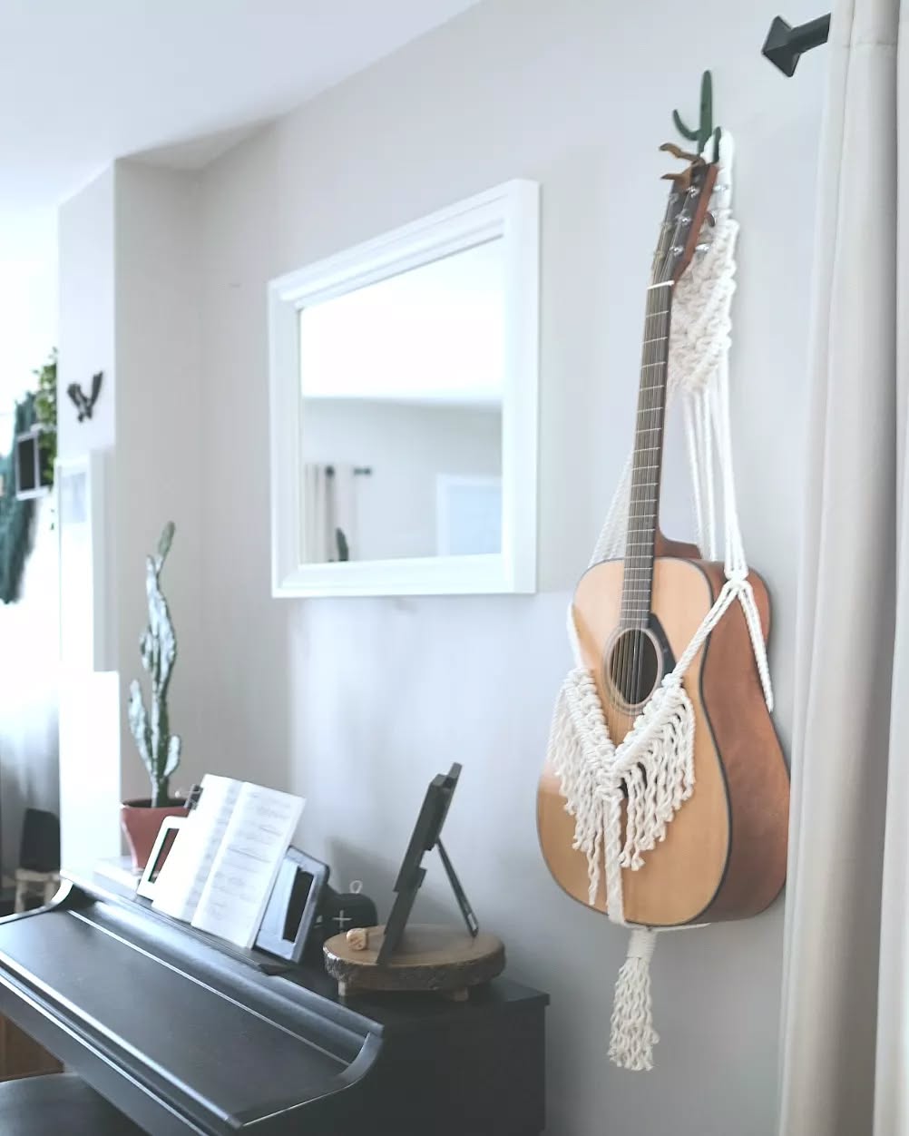 🎸 Who loves a good jam session? Name your "go to" track below ⤵️
.. also customize guitar holders are available, message me for details
#knotbyhannah #shoplocal #handmade #macrame #boho #bohodecor #bohohome #toronto #eastyork #madeincanada