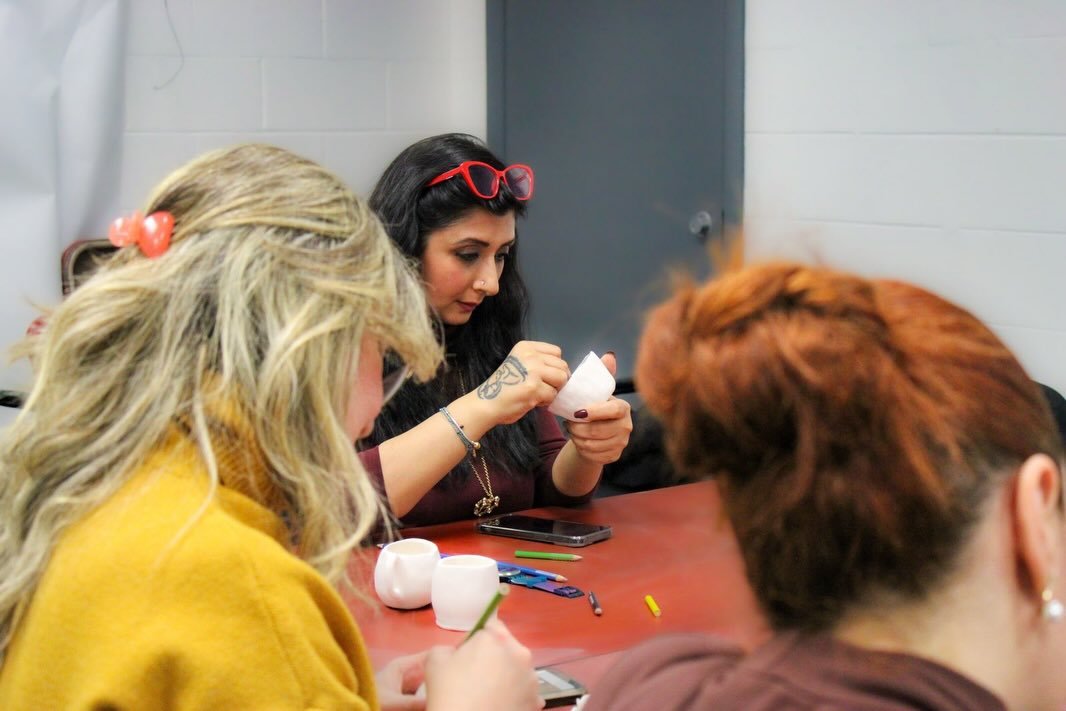 Chez SINGA Québec, notre projet « Mains dans la pâte » continue avec nos duos jumelés 🥣🎨
Voici déjà notre troisième atelier, placé sous le signe de la créativité : ajouter de la couleur pour faire vivre nos œuvres, laisser parler l’imagination, et surtout partager un beau moment ensemble.
Merci à toutes pour votre participation et votre énergie ✨
