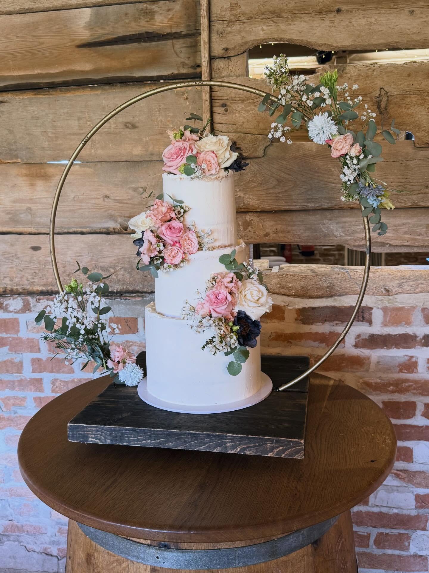 1st wedding of the year!!! ✅
and what a beautiful sunny day for their wedding
⛪ @wellington_barn
💐 Purple Orchid
👰 @_.bethwood2
A huge congratulations to Beth & Elliot