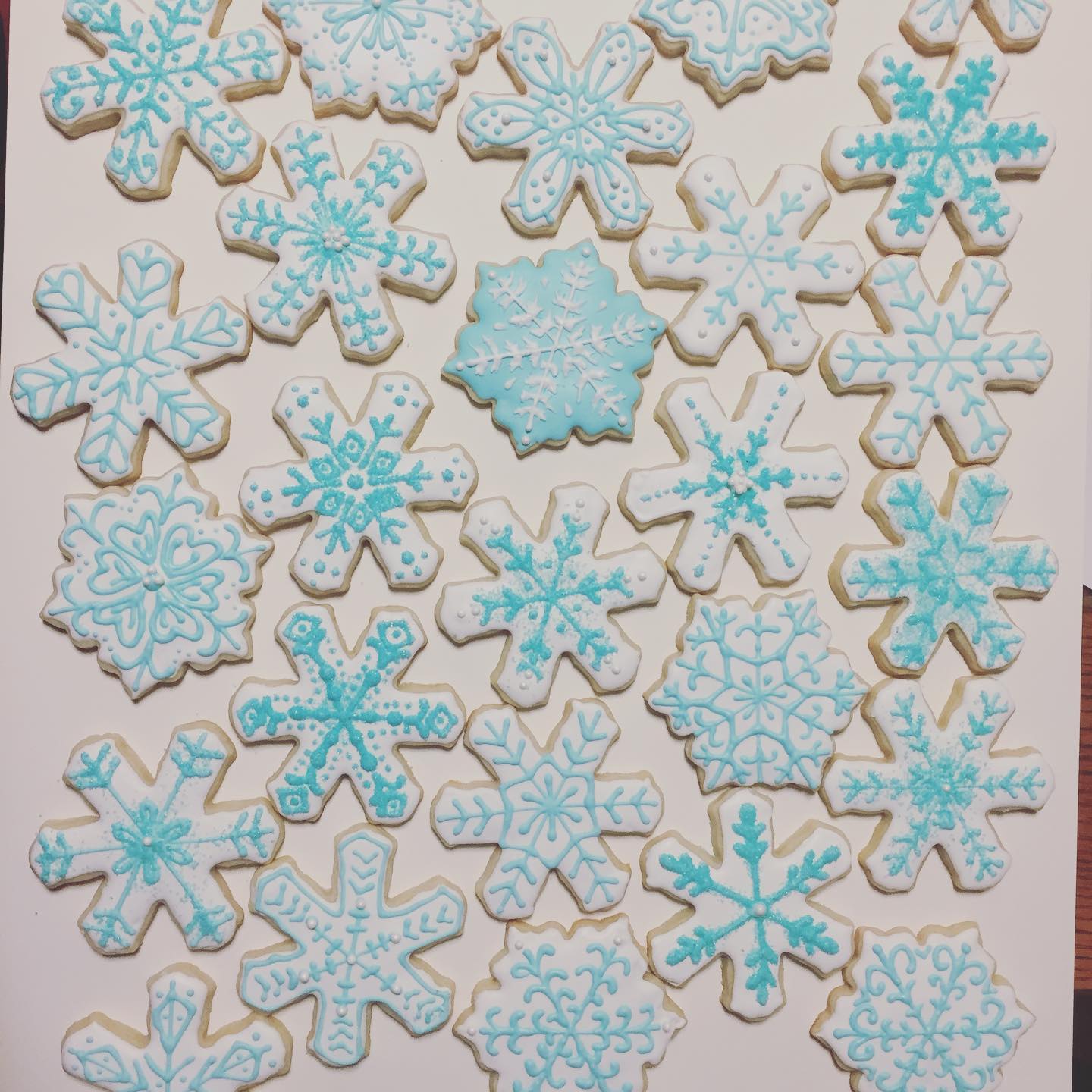 Winter 1der land #firstbirtdhay #1stbirthday #winterwonderland #snowflakes #oneofakind #sugarcookies #sugarcookiesofinstagram #sugarcookiedecorating #royalicingcookies #royalicing #sandingsugar #cookies #cookiesofinstagram #cookiegram #wiltongelcolors
