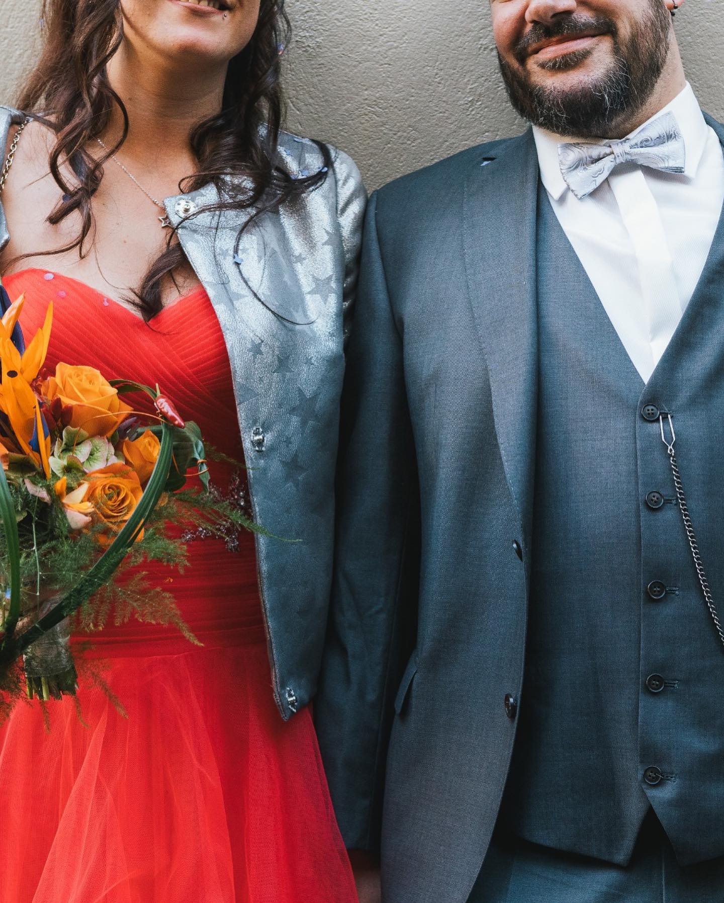 … 11.11.21 - JA natürlich sind es Fasnächtler, die sich dieses Datum ausgesucht haben, auf das nicht nur sie beide hinfieberten 🥰
#ihrschönstertaginihremleben #verliebt #verlobt #verheiratet #mannundfrau #standesamt #standesamtlichetrauung #jawort #helikopterflug #kutschenfahrt #glühwein #fasnachtsbeginn #olten #hochzeitsfotografie #sobuntwiedasleben