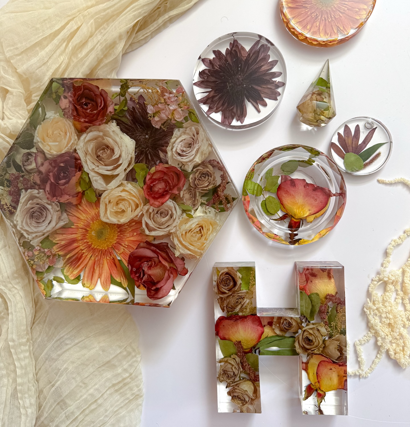 Hexagons: the ultimate obsession 😍 A best seller since 2021! ✨
Reserve your date this month with a $150 deposit and get a FREE large ring holder! ($75 value)
Link in bio under book now to learn more 🫶🏻
#flowerpreservation #weddingbouquets #2026bride #engagedcouple #resinflower